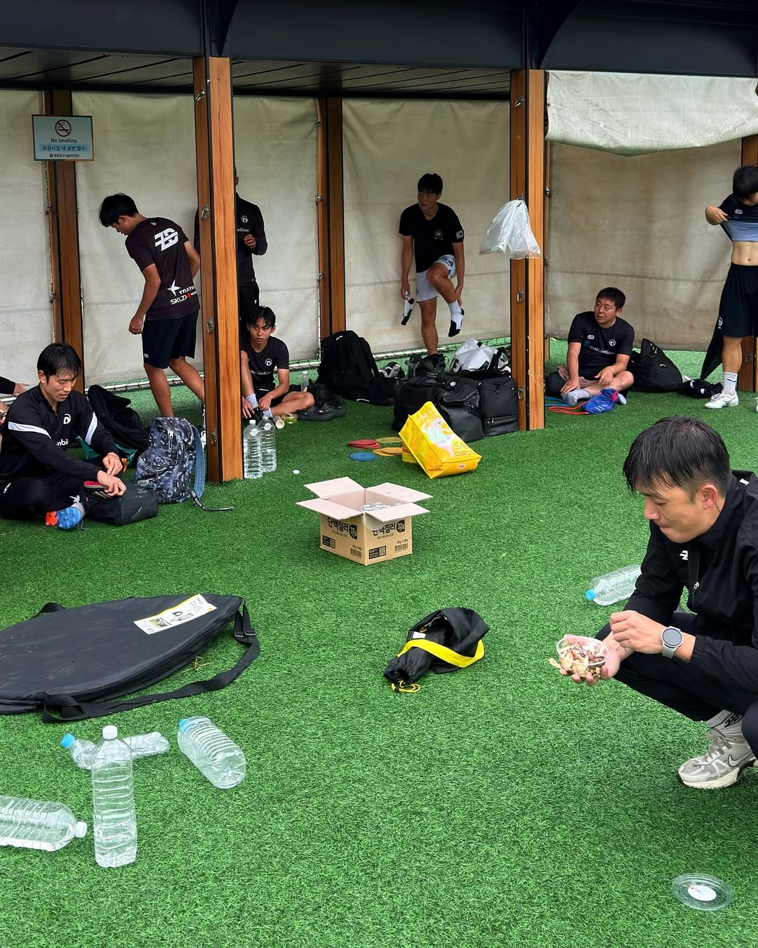 #레이지요거트⚽️☔️ 비 오는 오늘, K7 축구팀 @dongo_fc훈련에 응원을 다녀왔습니다!비를 맞으며 열심히 훈련하는 선수분들께맛있는 그릭요거트로 에너지를 듬뿍 선물했어 (4).jpg