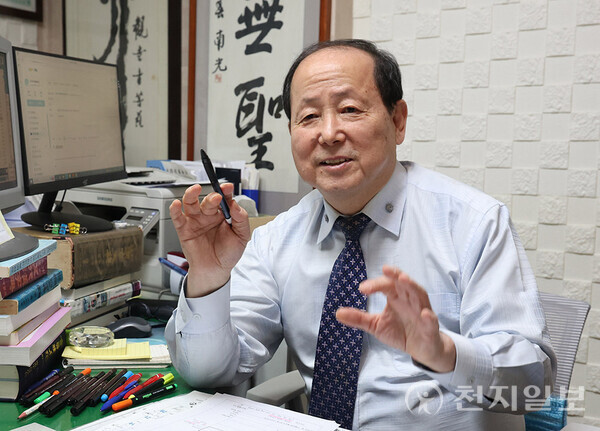 [천지일보=남승우 기자] 한가경 미즈아가행복작명연구원장이 지난달 26일 서울 강서구 사무실에서 본지와의 인터뷰를 진행하고 있다. ⓒ천지일보 2024.01.01