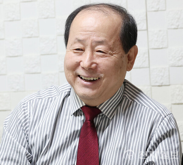 미즈아가작명연구원 한가경 원장이 천지일보와의 인터뷰에서 병오년 국운 중 희망을 주는 요소를 언급하며 미소를 띄고 있다. ⓒ천지일보 2026.01.01.