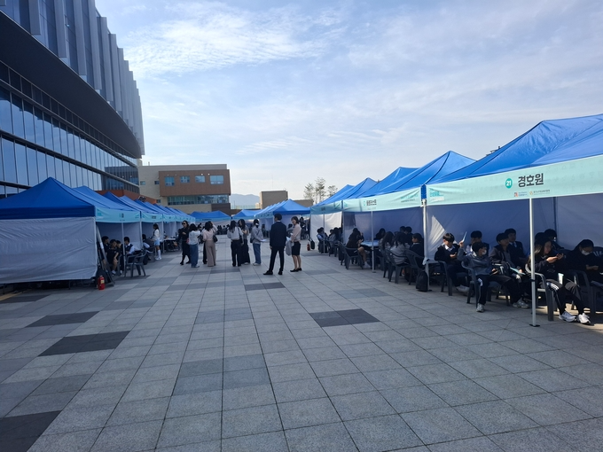 학생들이 진로박람회 체험 부스에서 다양한 전공과 직업을 직접 경험하며 활동에 참여하고 있다. (사진=정성우 기자)