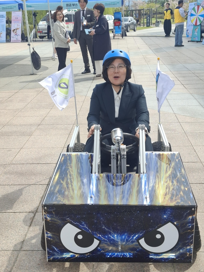김보라 안성시장이 진로박람회 현장에서 두원공과대학교 제작 전기차를 직접 체험하고 있다. (사진=정성우 기자)