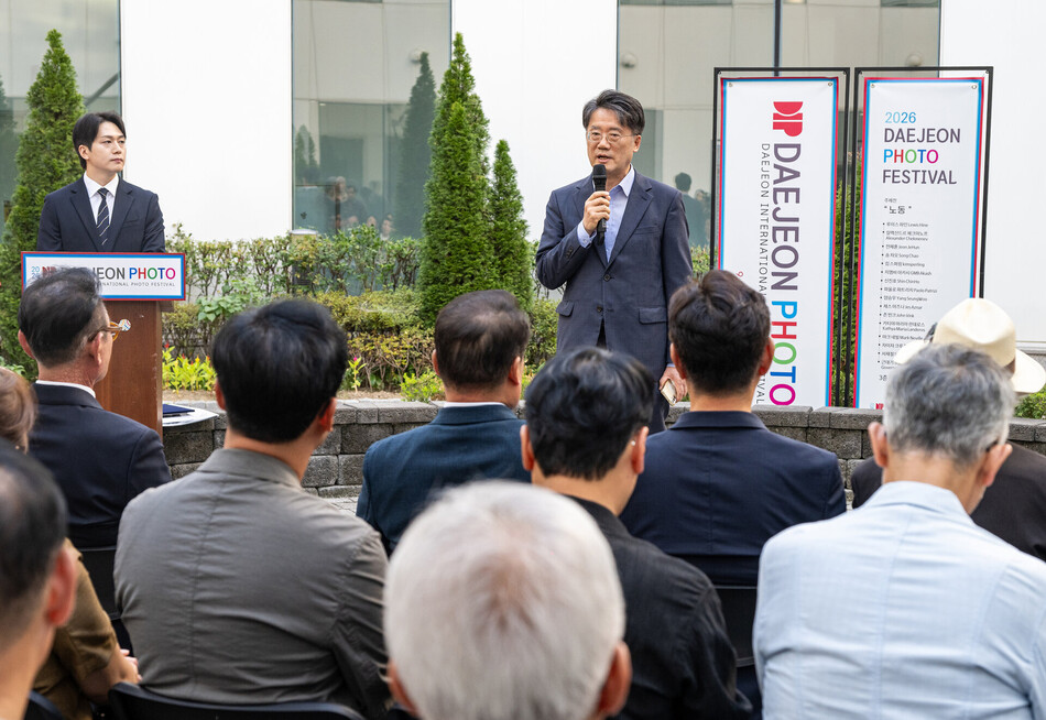 대전포토페스티벌 개막식이 12일 대전예술가의집 중앙정원에서 열린 가운데 지영한 대전시 정무과학부시장이 축사를하고 있다.