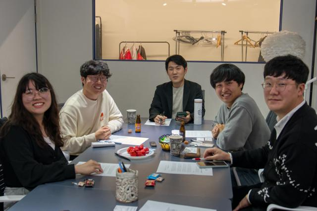 안동 청년 이지윤(왼쪽부터) 이철승 허승규 유아란 김태욱씨가 5월 11일 경북 안동시 이공이공 사무실에서 얘기를 나누고 있다. 정영오 기자