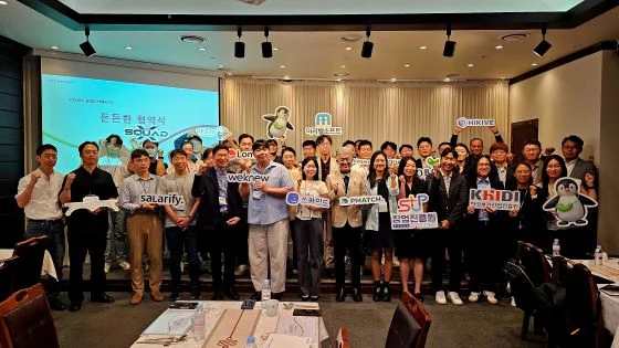 2025 창업도약패키지 대기업 협업 프로그램에 참여한 기업 대표 및 임직원, 창업진흥원, 보건산업진흥원, 교보생명 관계자들이 단체사진을 촬영하고 있다/사진=류준영 기자