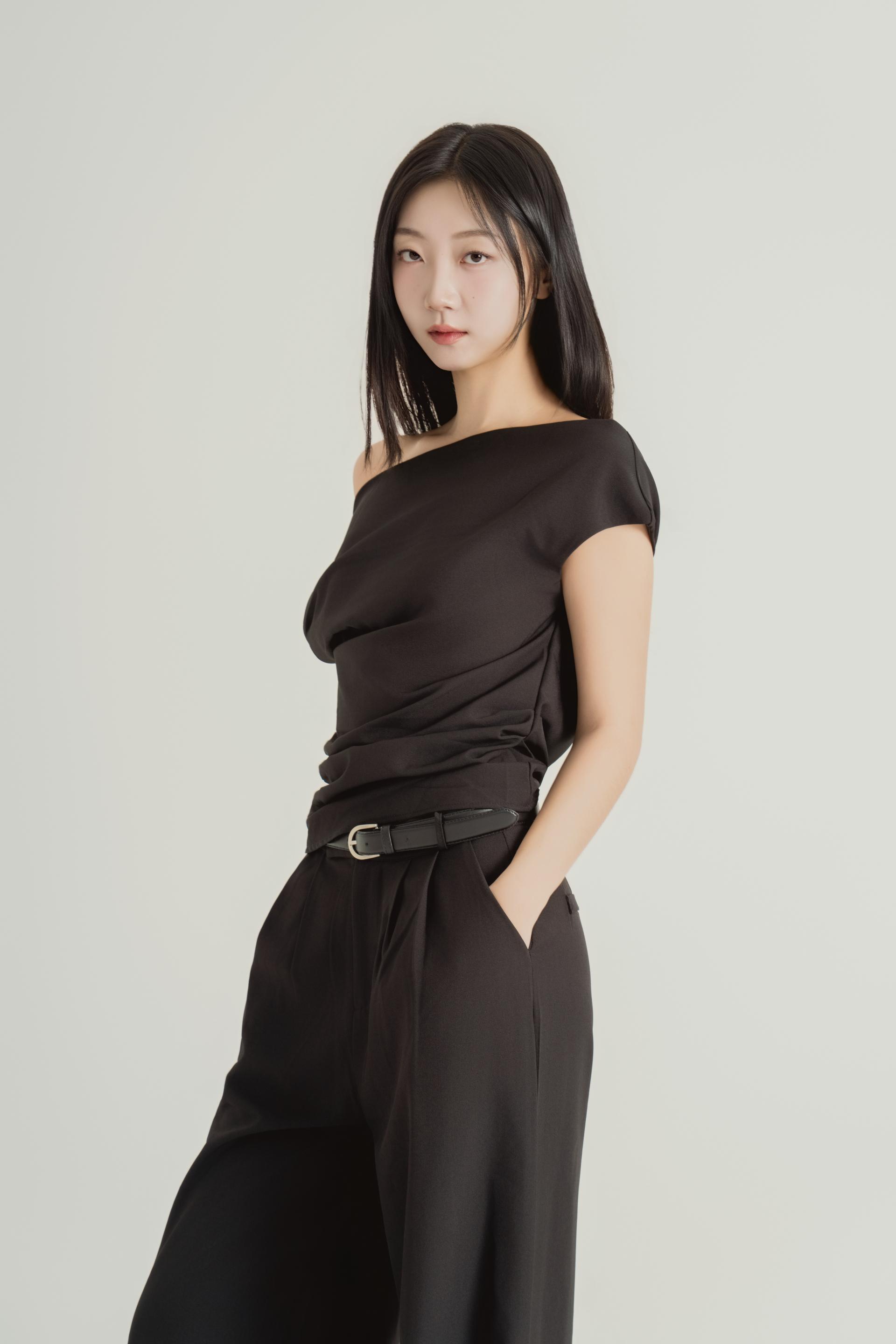 오팔린 언밸런스 하트넥 셔링 셋업 블랙
