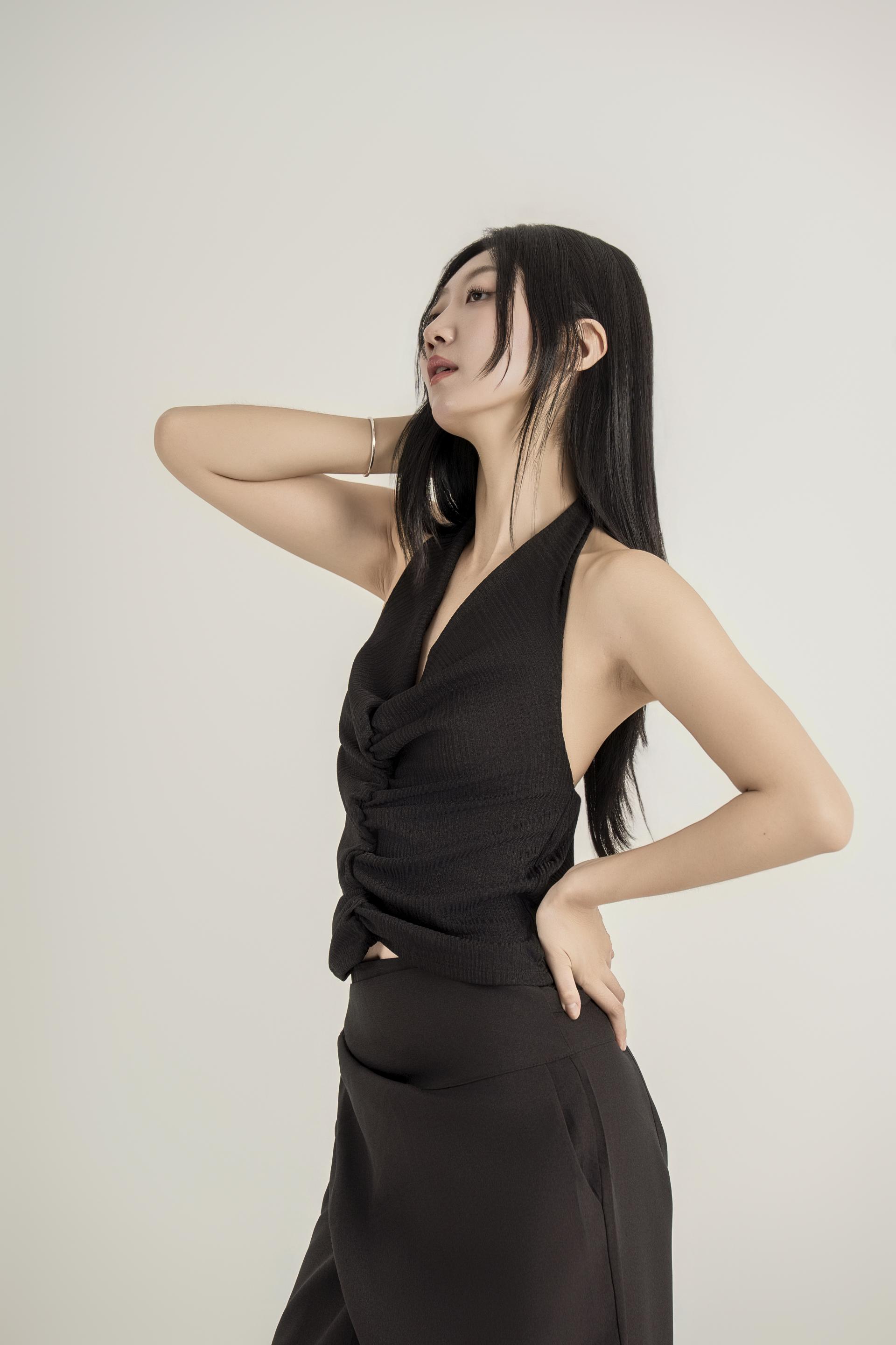 홀터넥 셔링 백리스 탑