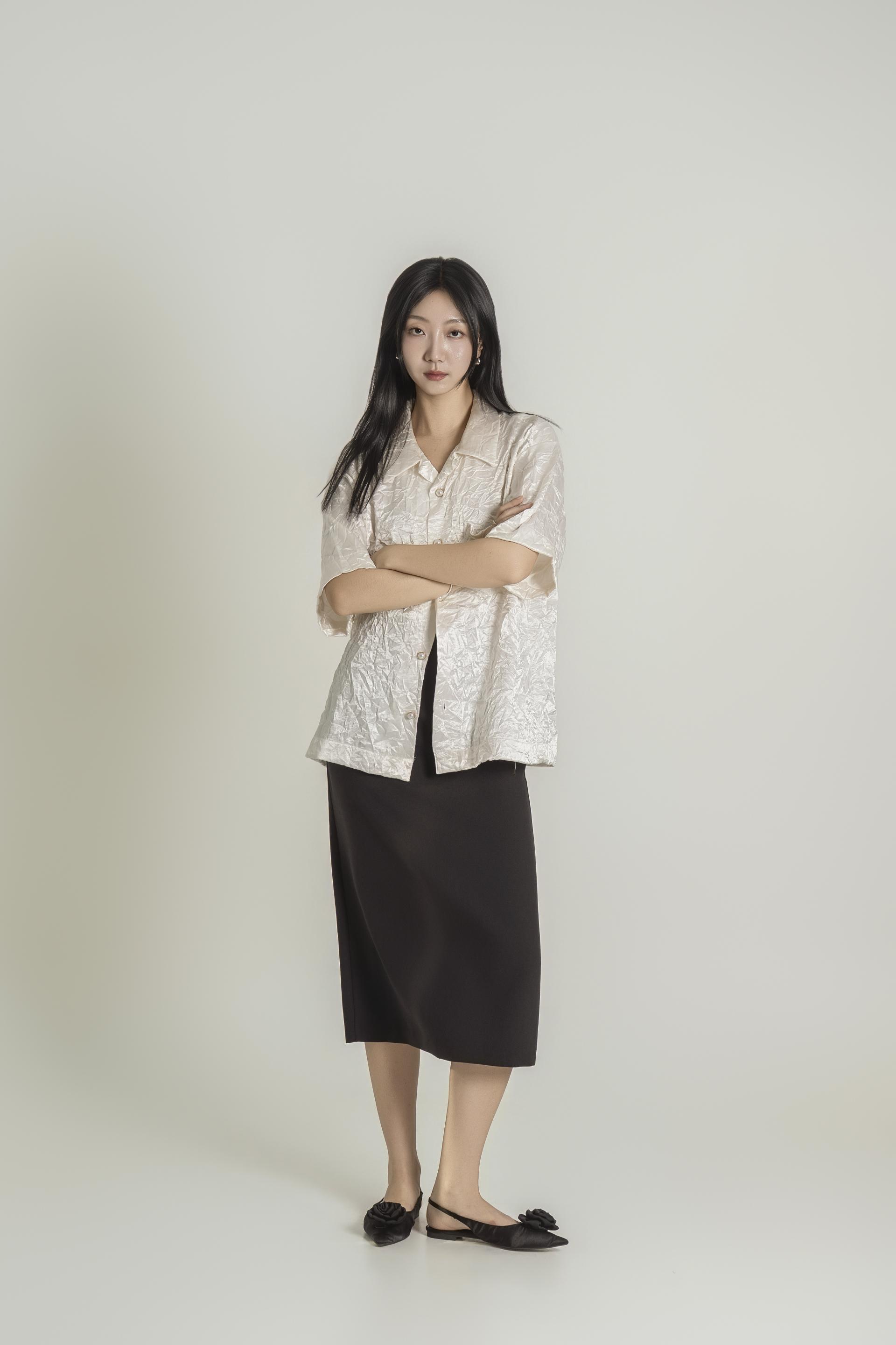 글로시 크링클 하프 셔츠