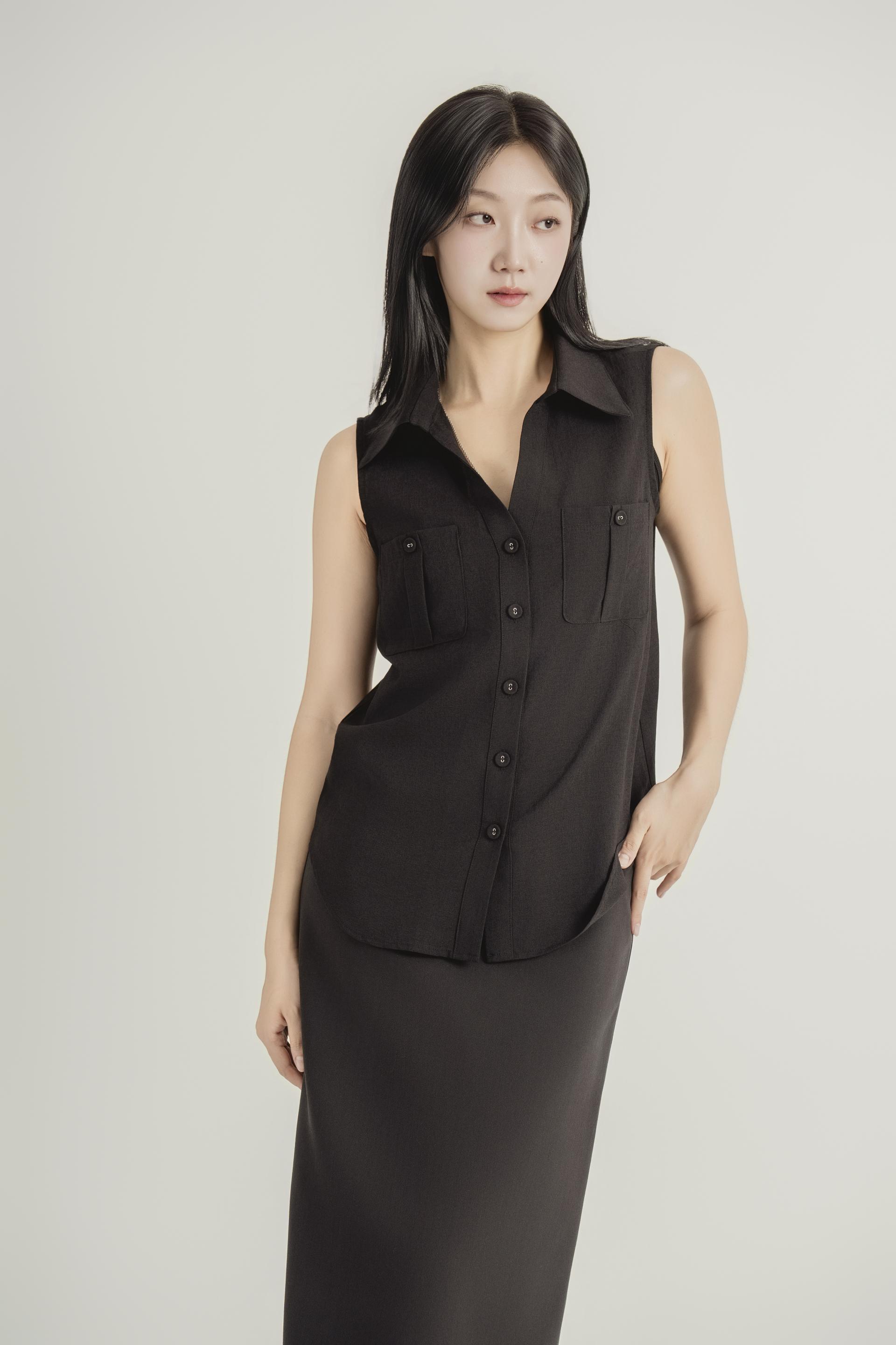 포켓 디테일 슬리브리스 셔츠