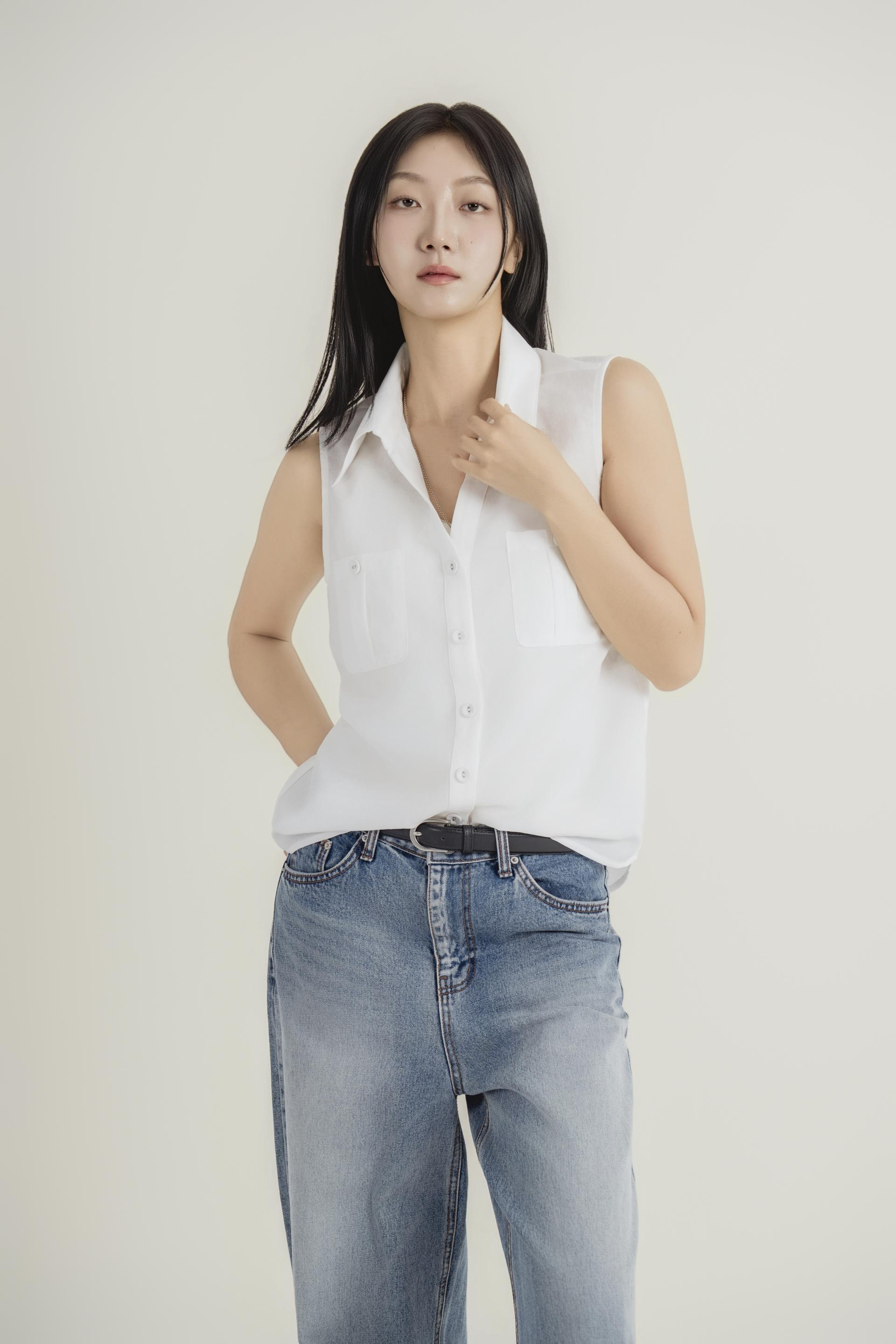 포켓 디테일 슬리브리스 셔츠