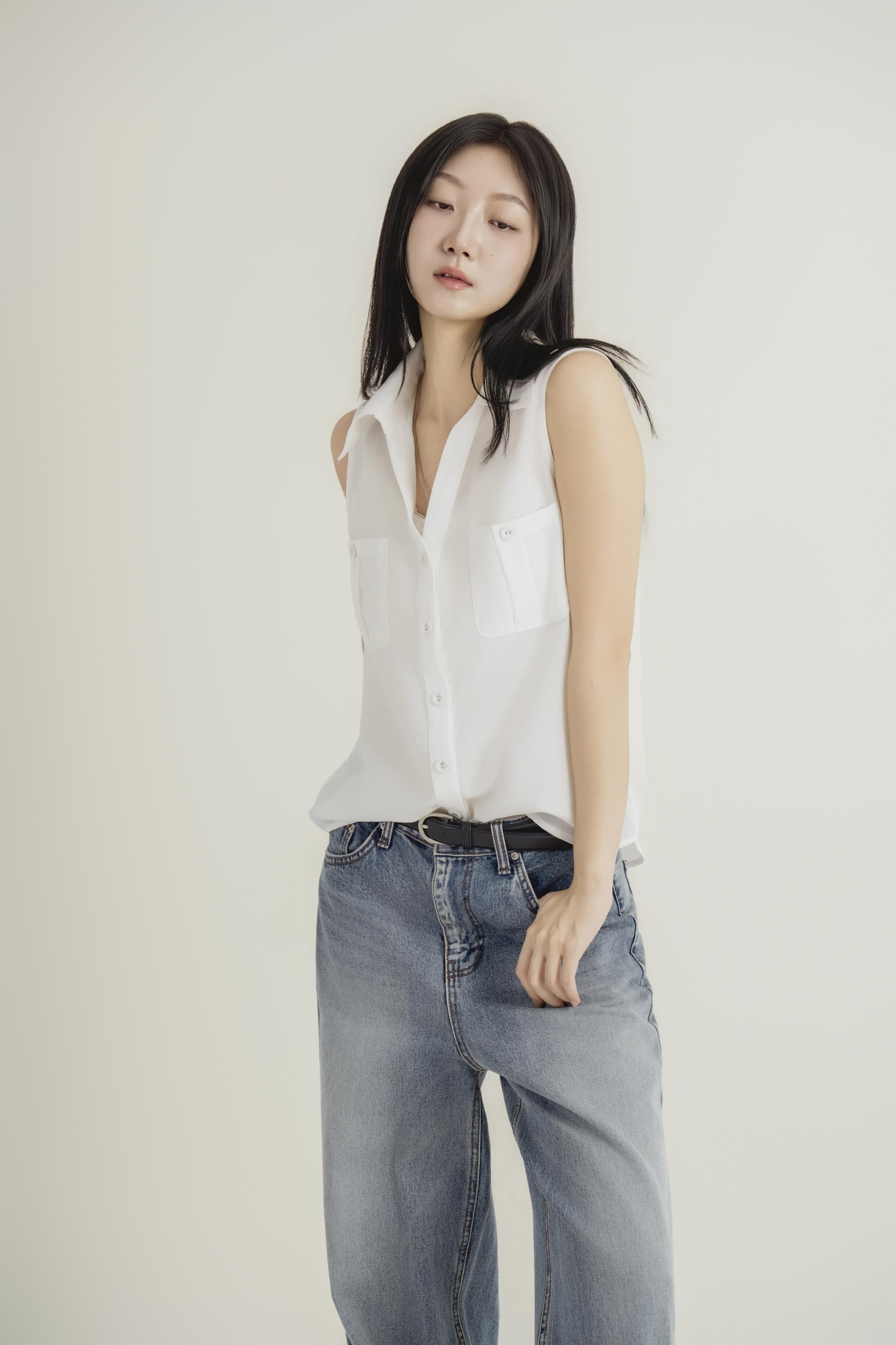 포켓 디테일 슬리브리스 셔츠