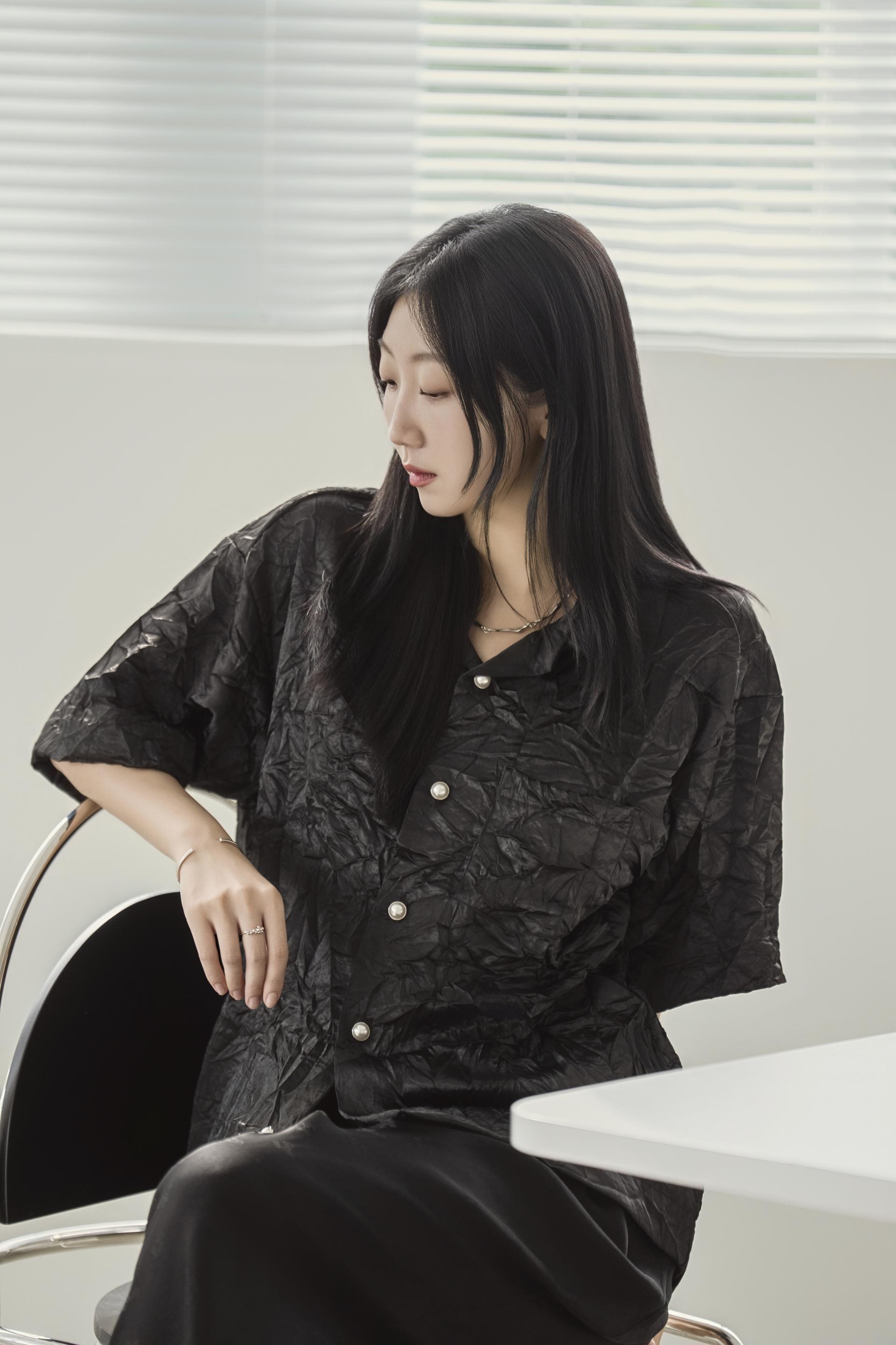 글로시 크링클 하프 셔츠
