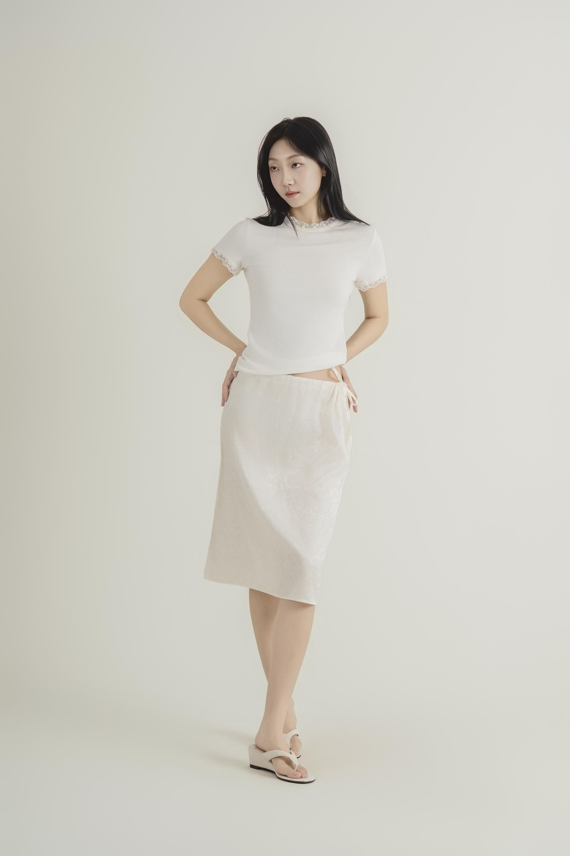 플라워 텍스처 스트랩 미디 스커트