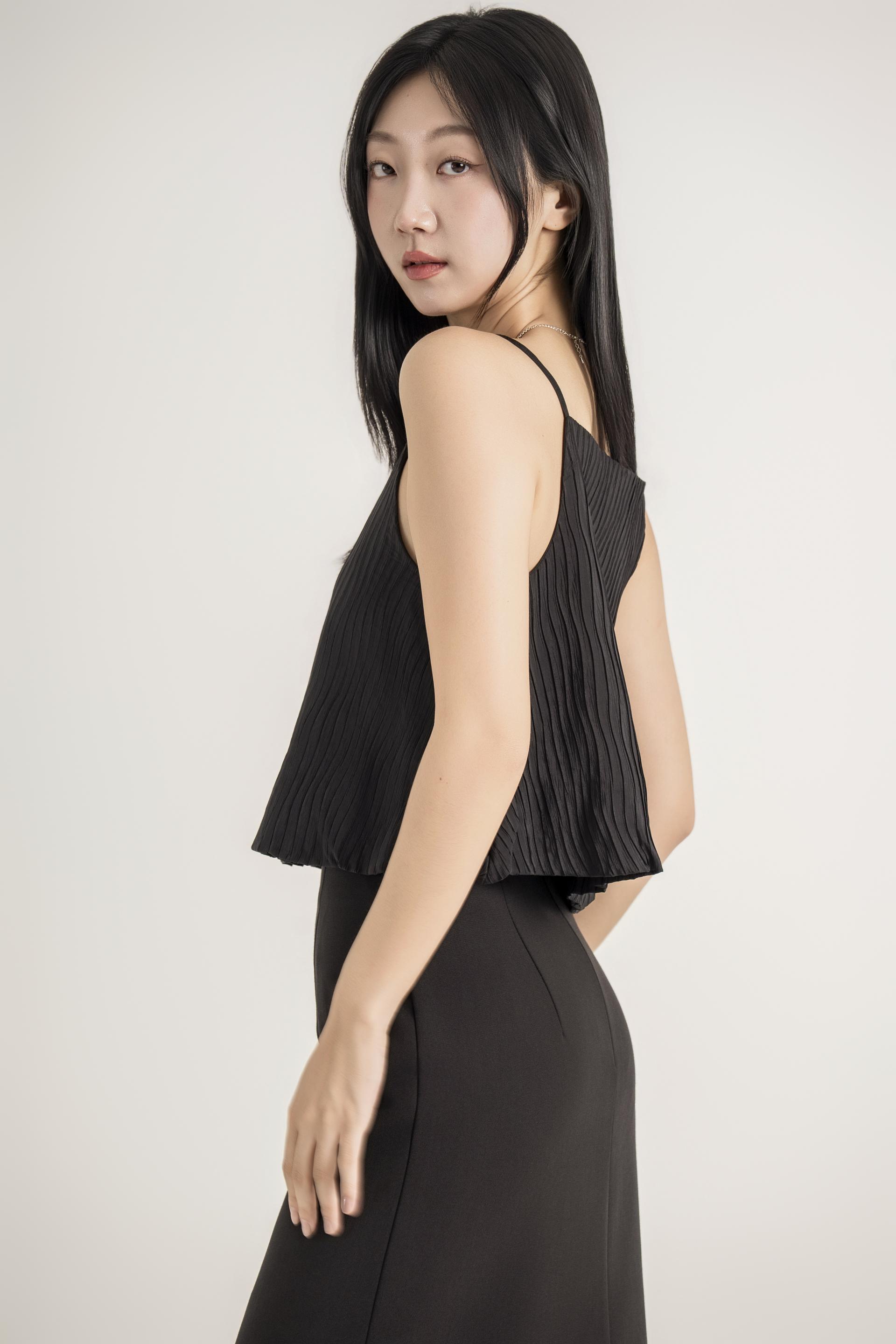 플리츠 텍스처 스트랩 탑