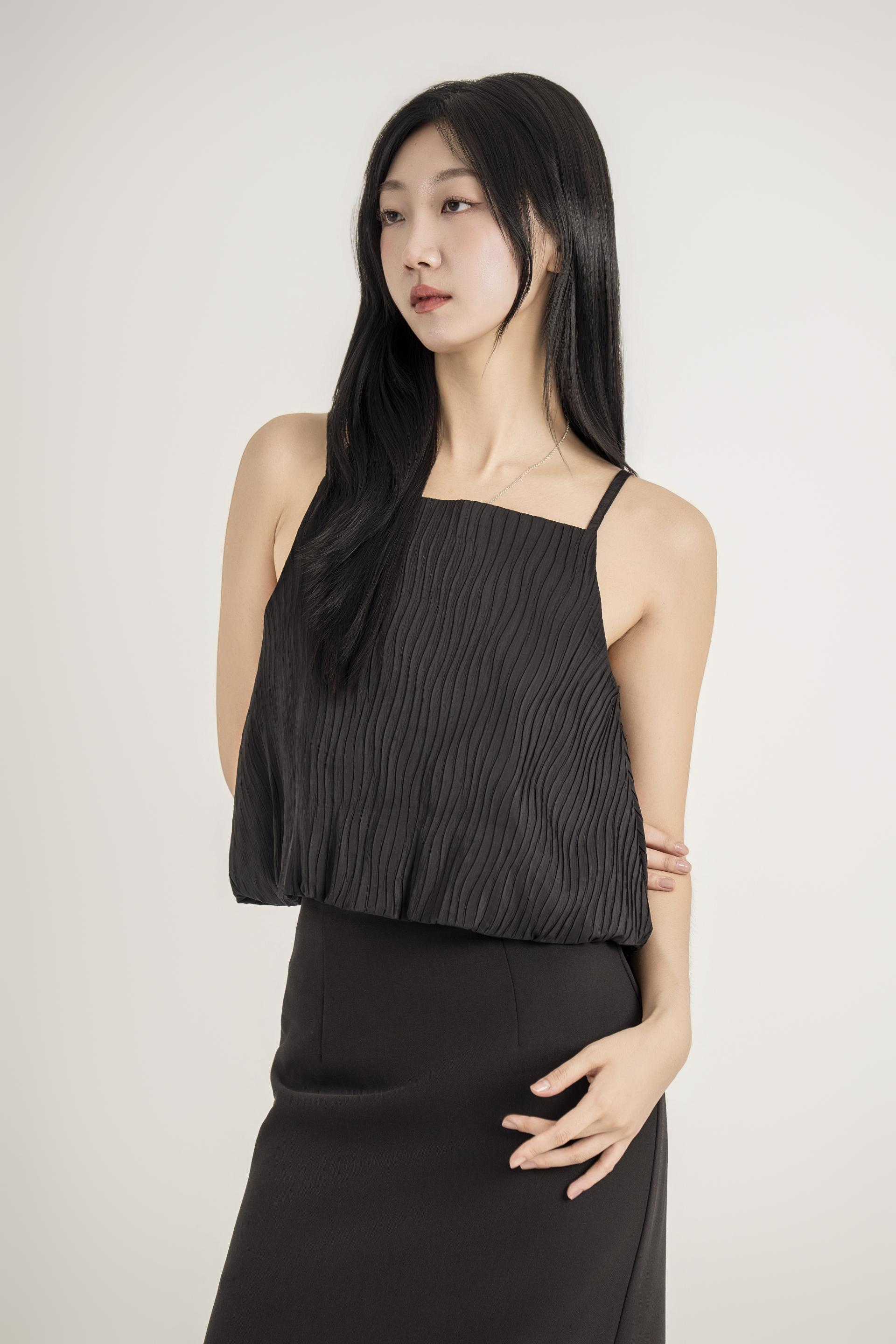 플리츠 텍스처 스트랩 탑