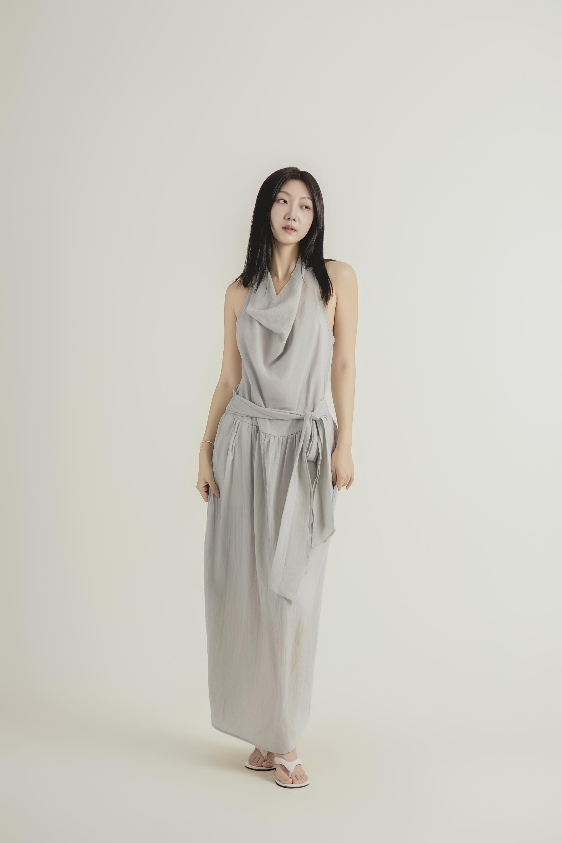홀터 드레이프 스트랩 맥시 원피스