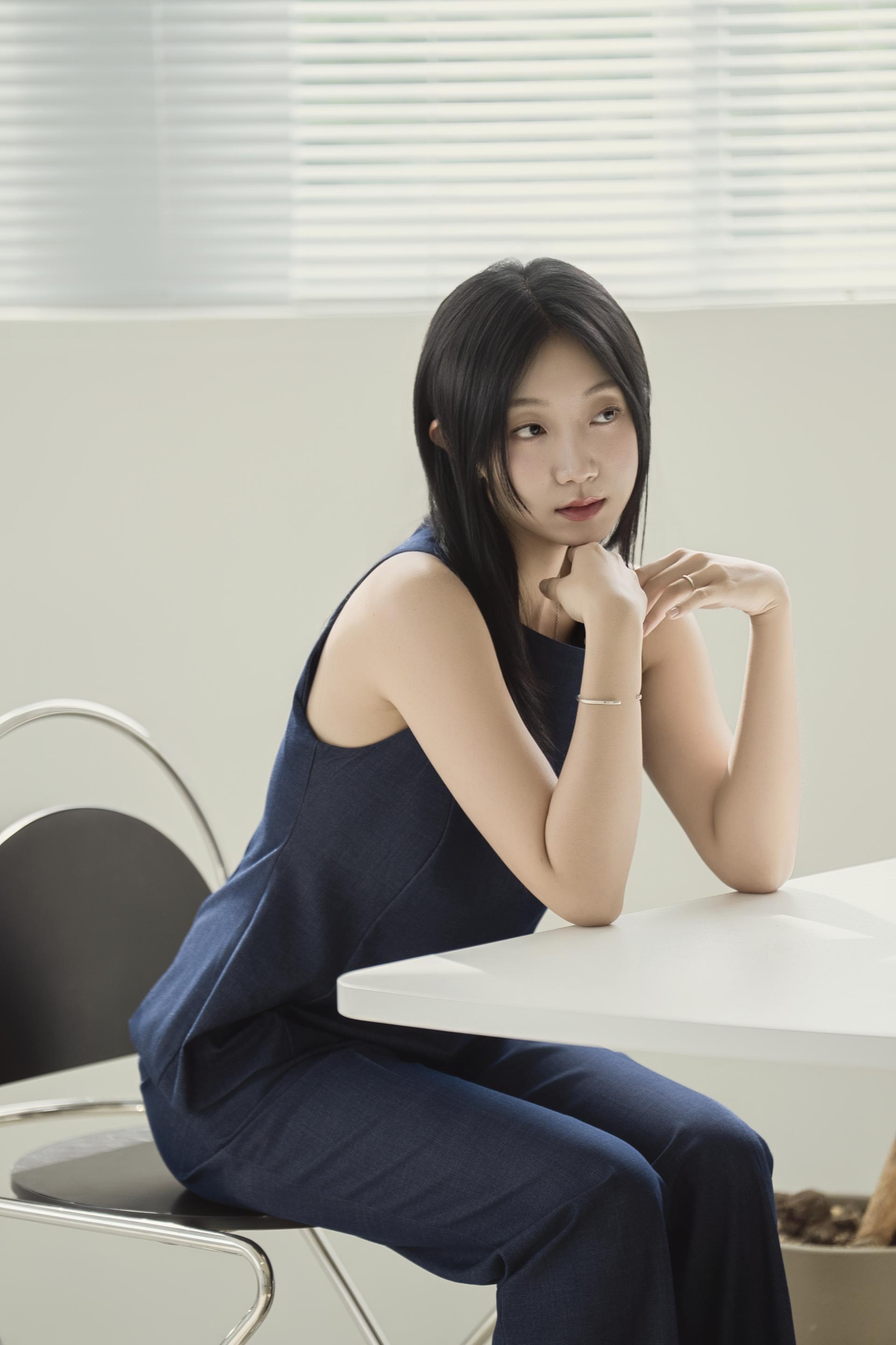 커브 절개 슬리브리스 데님 셋업