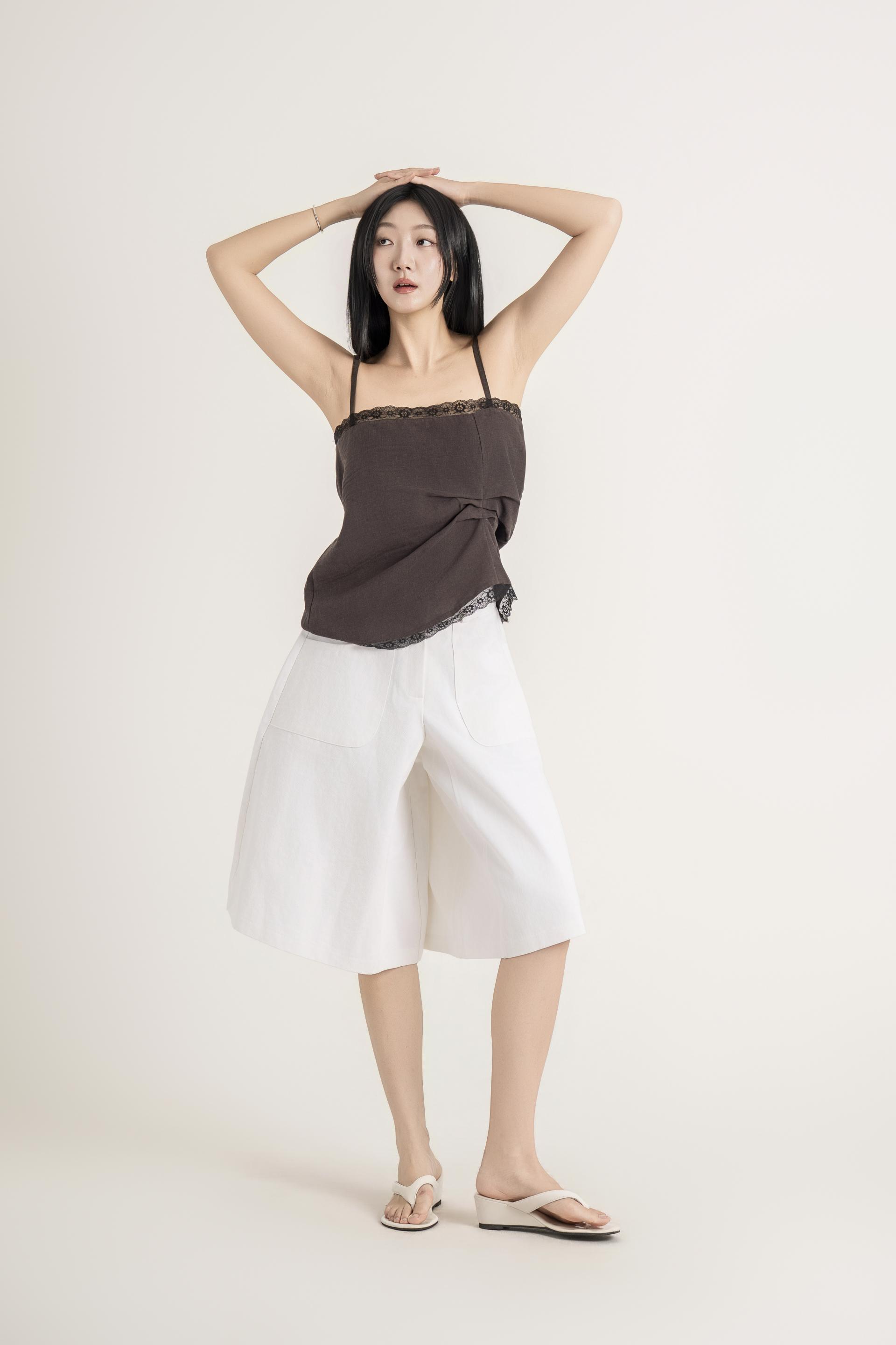 포켓 디테일 하프 와이드 팬츠