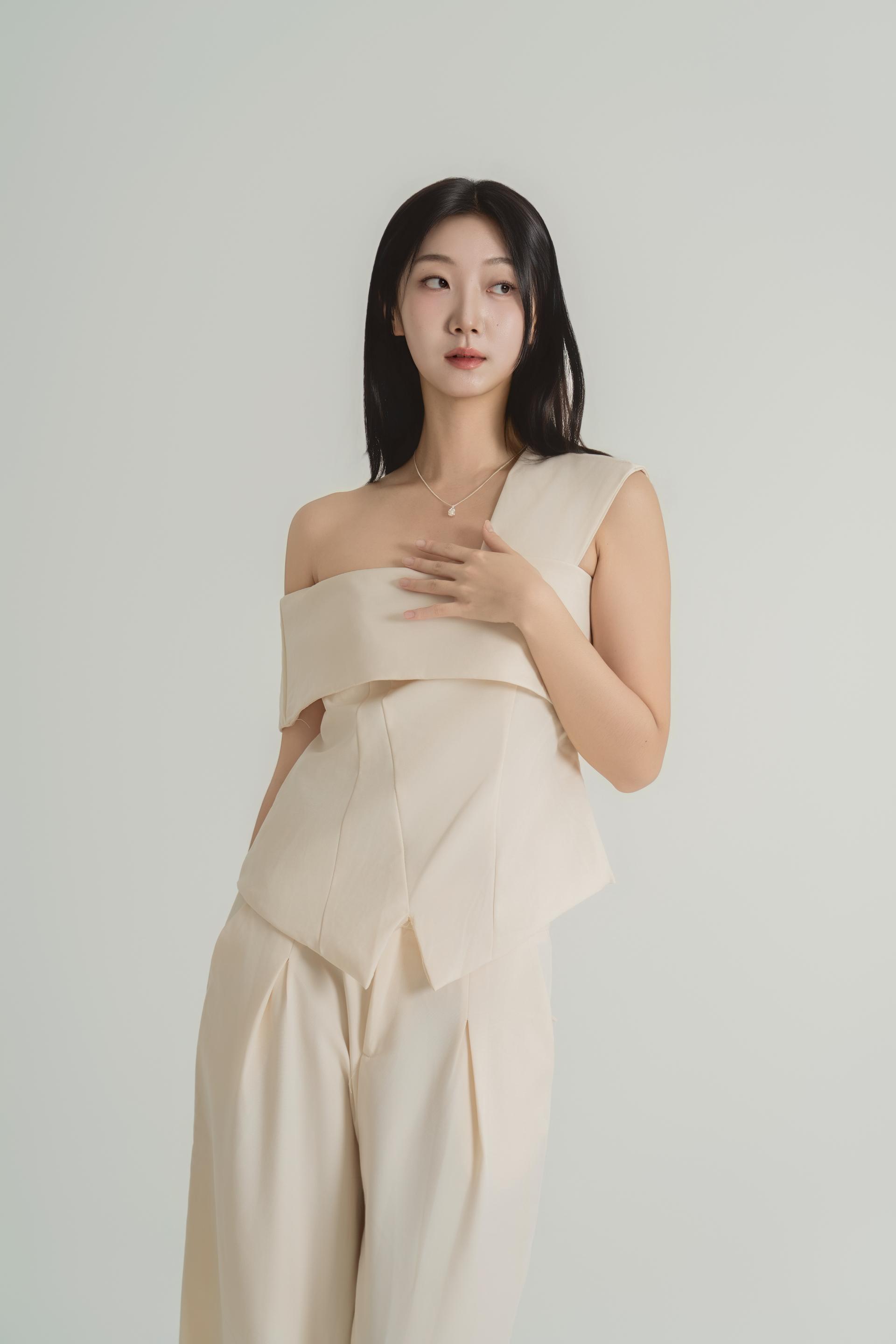 비대칭숄더 페플럼 셋업