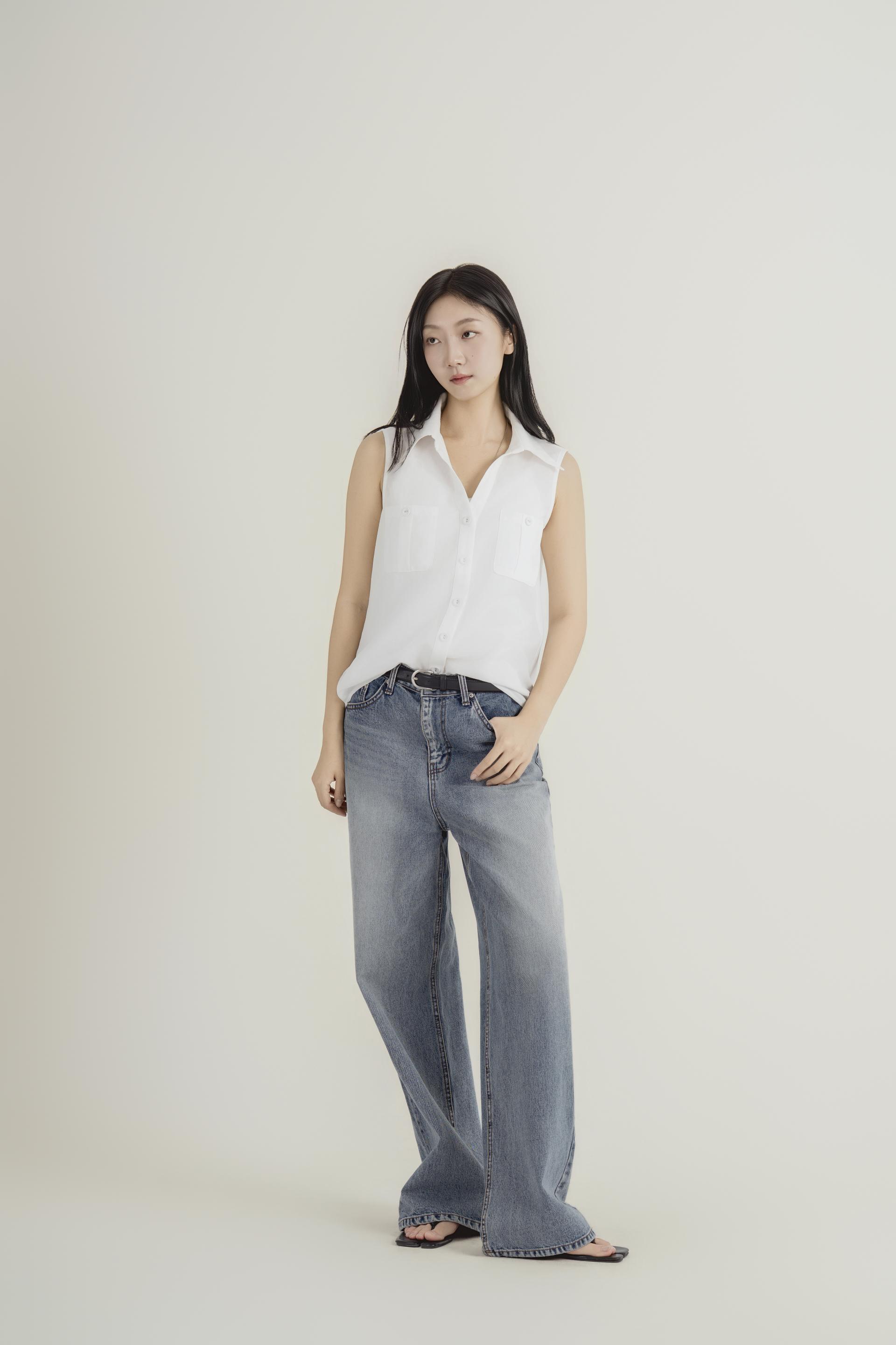 포켓 디테일 슬리브리스 셔츠