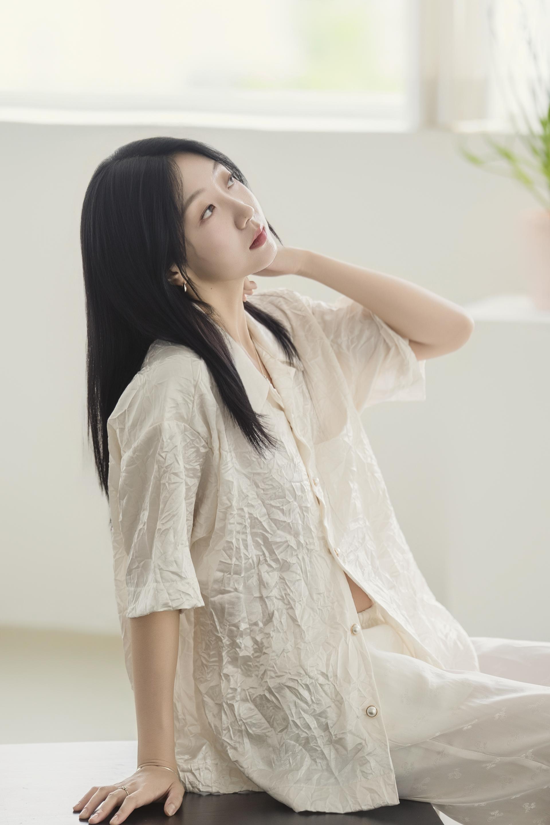 글로시 크링클 하프 셔츠