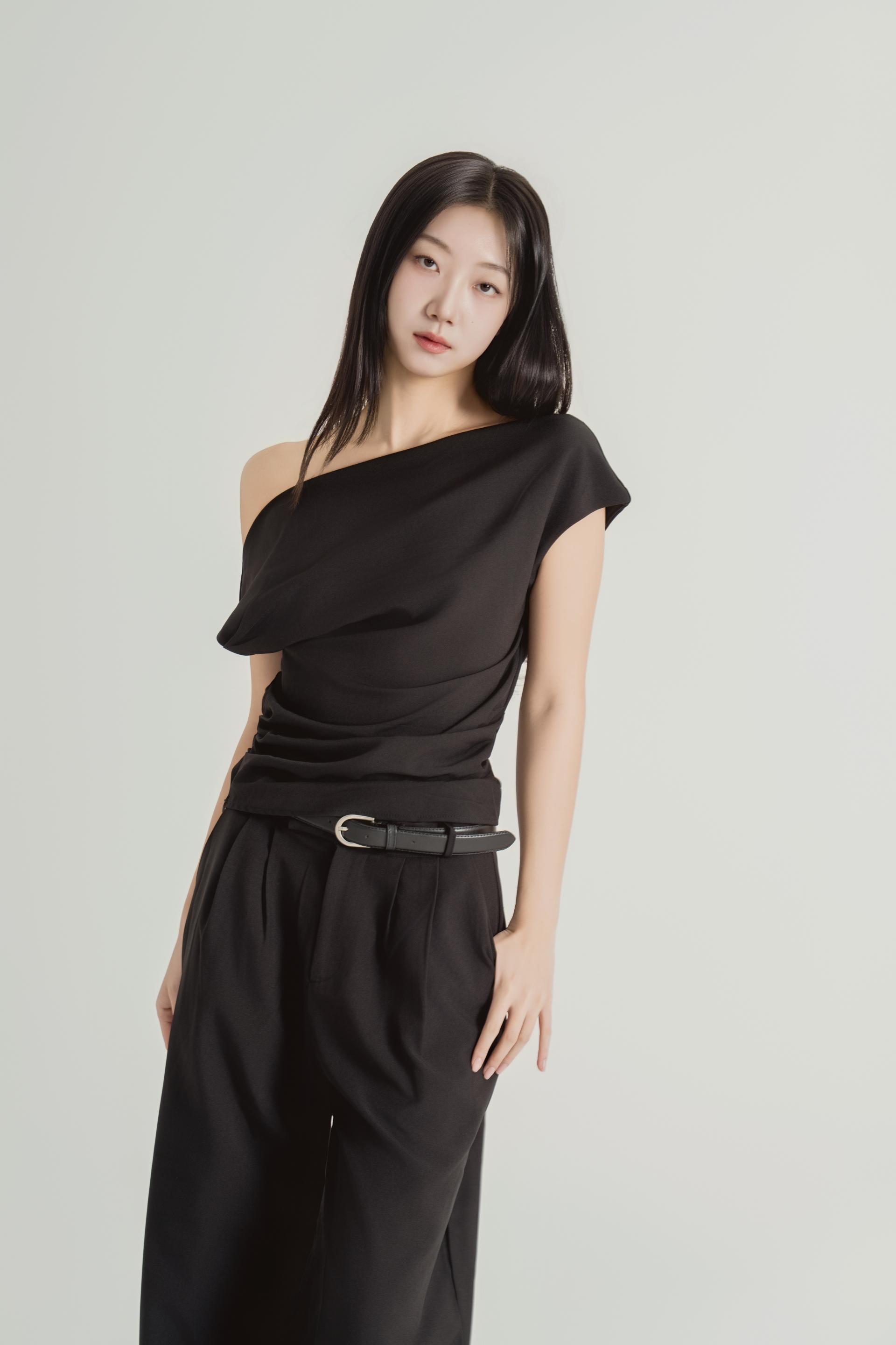 오팔린 언밸런스 하트넥 셔링 셋업 블랙