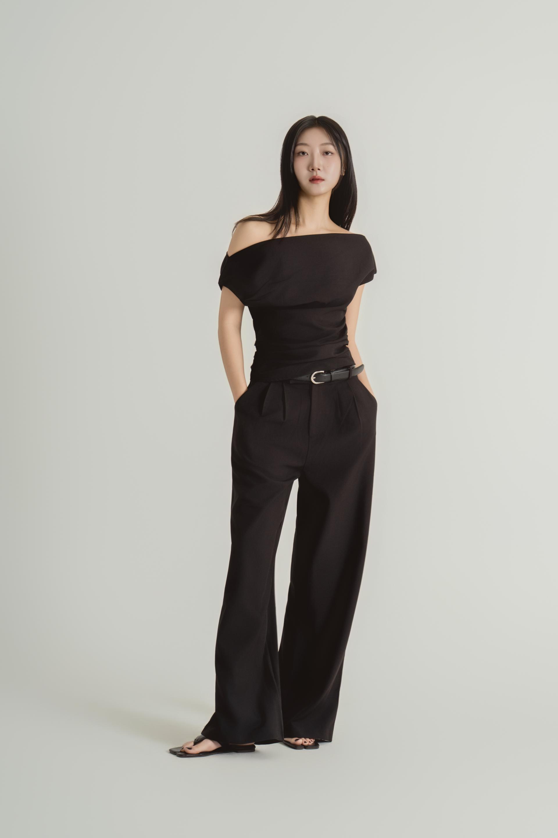 오팔린 언밸런스 하트넥 셔링 셋업 블랙