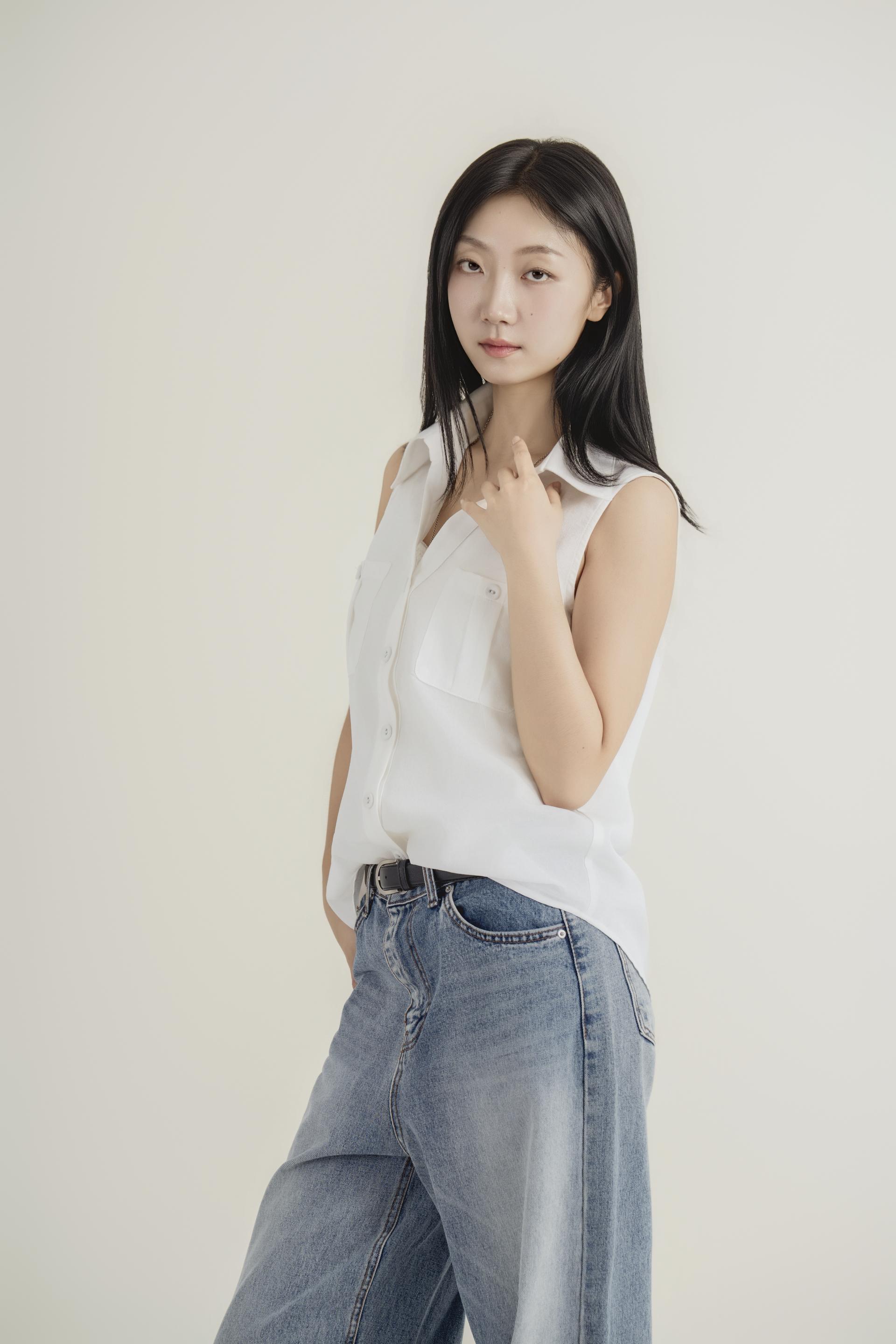 포켓 디테일 슬리브리스 셔츠