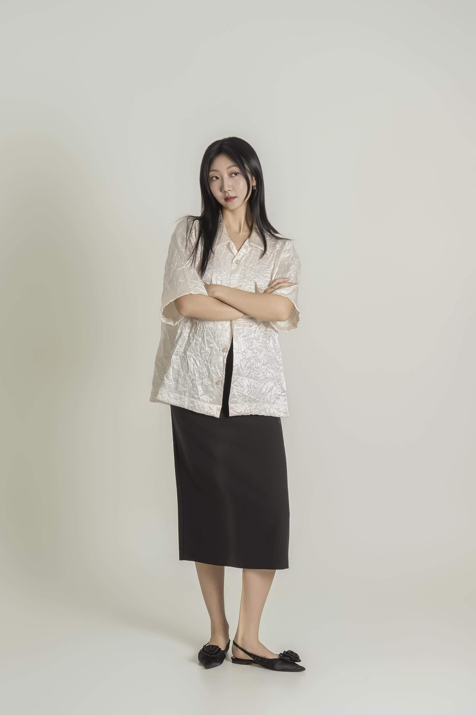 글로시 크링클 하프 셔츠