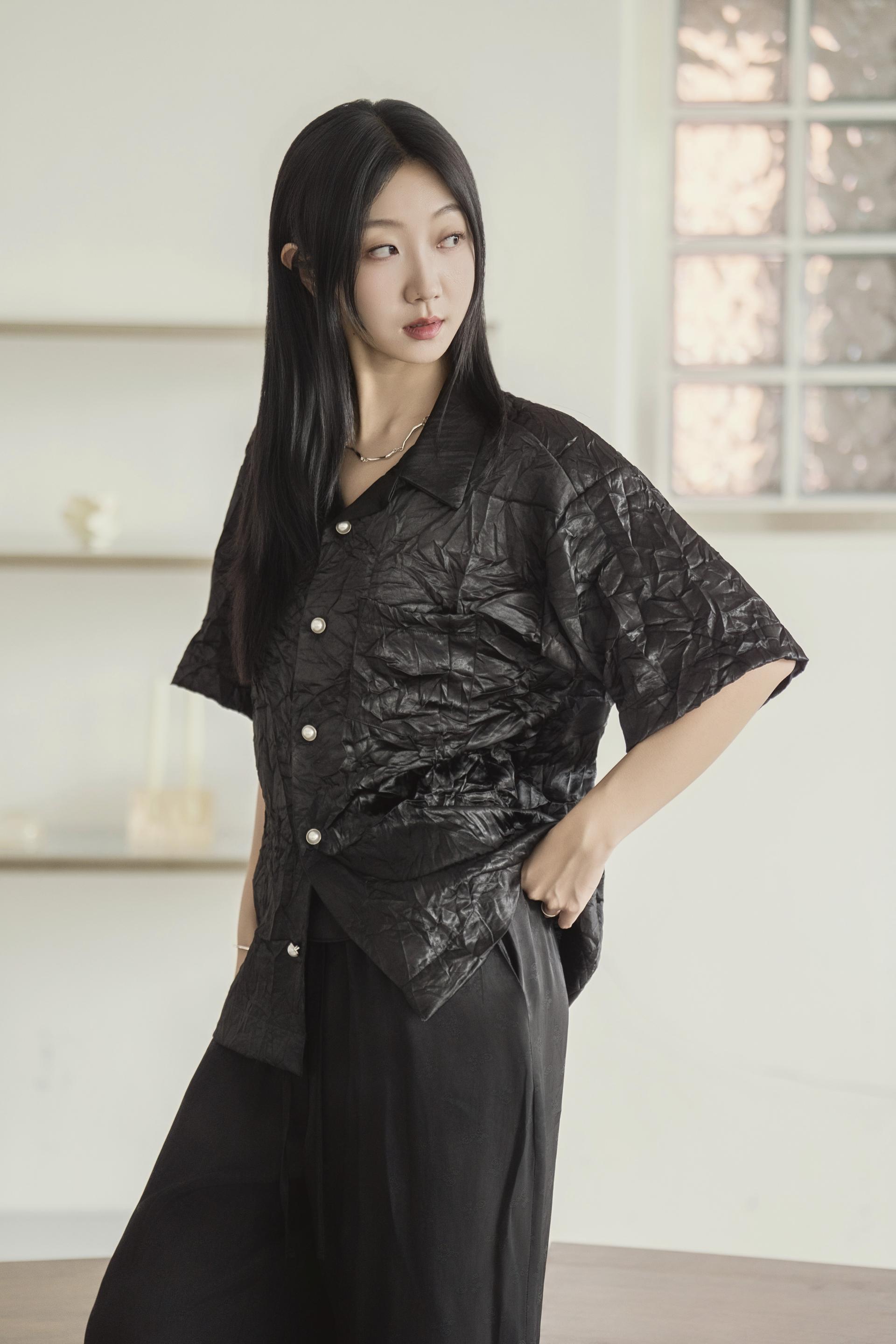 글로시 크링클 하프 셔츠