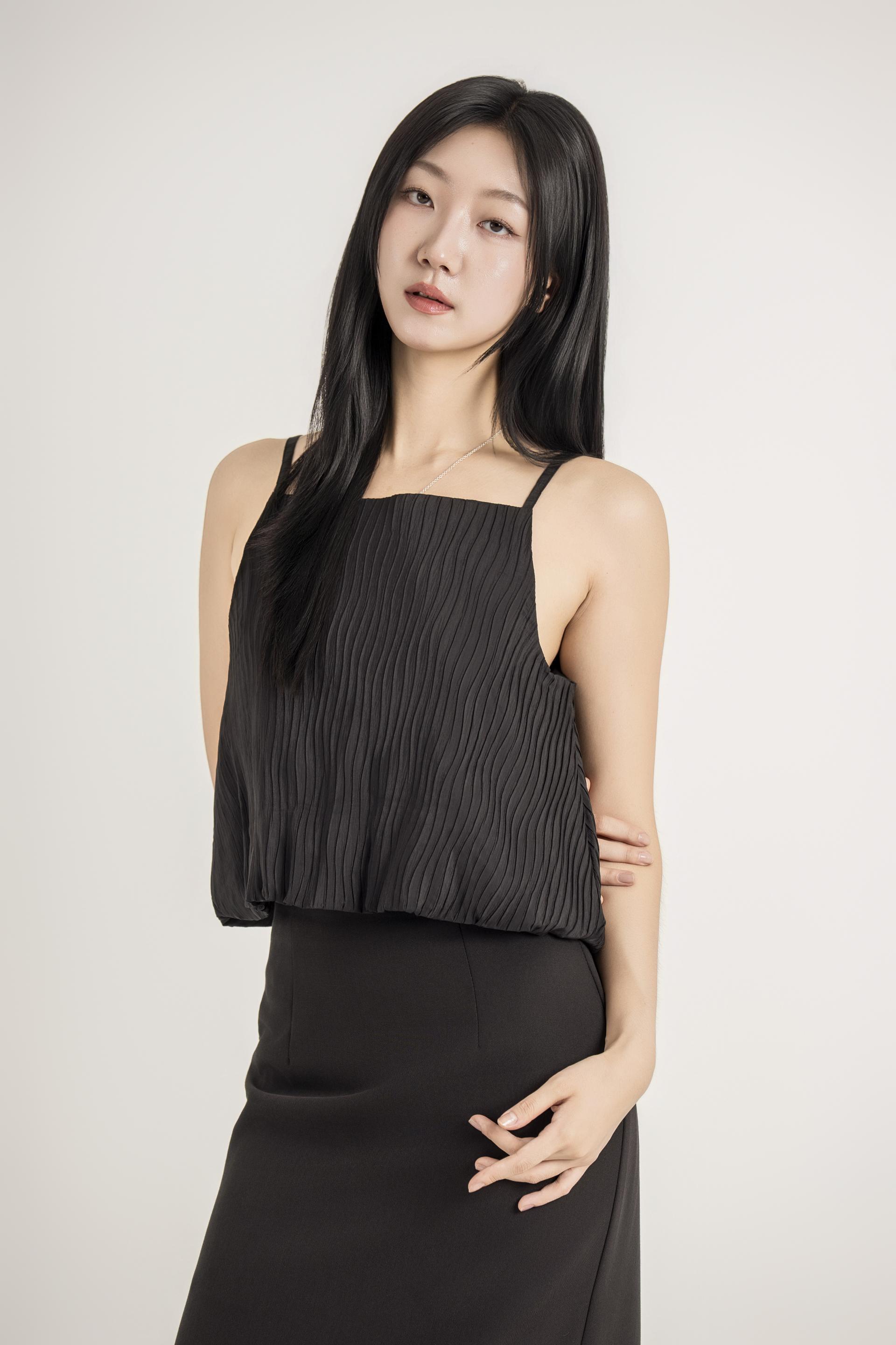 플리츠 텍스처 스트랩 탑