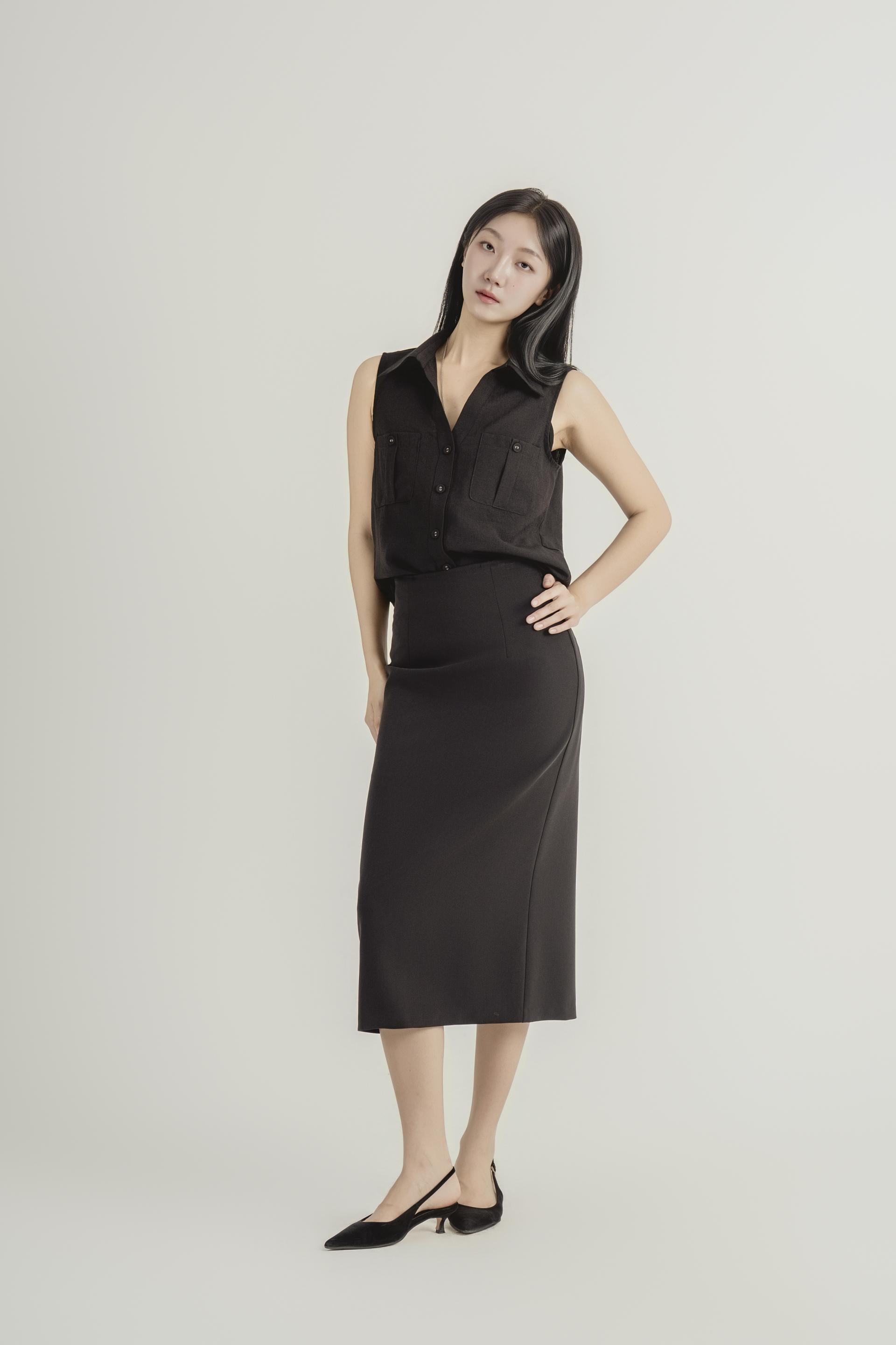 포켓 디테일 슬리브리스 셔츠