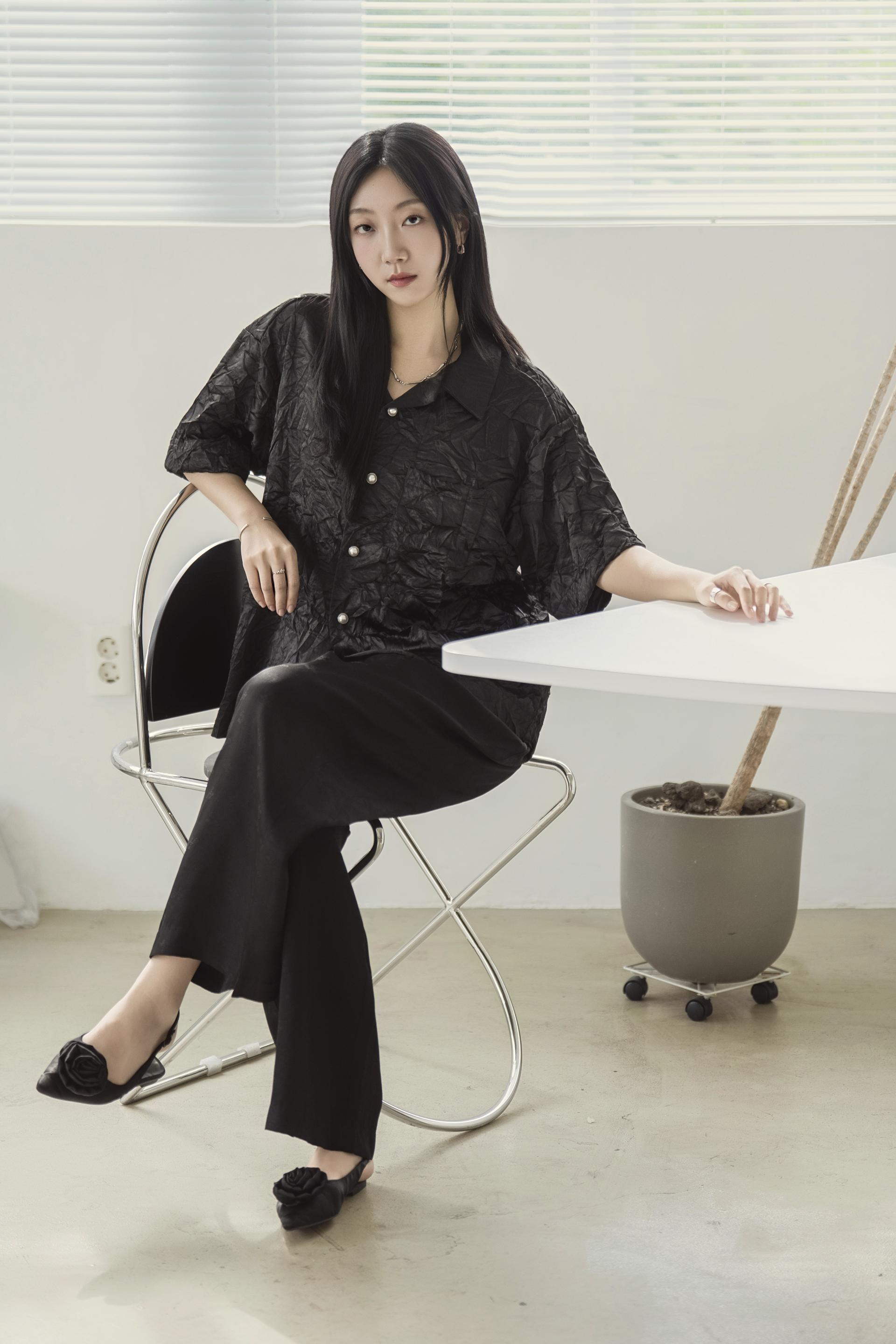 글로시 크링클 하프 셔츠