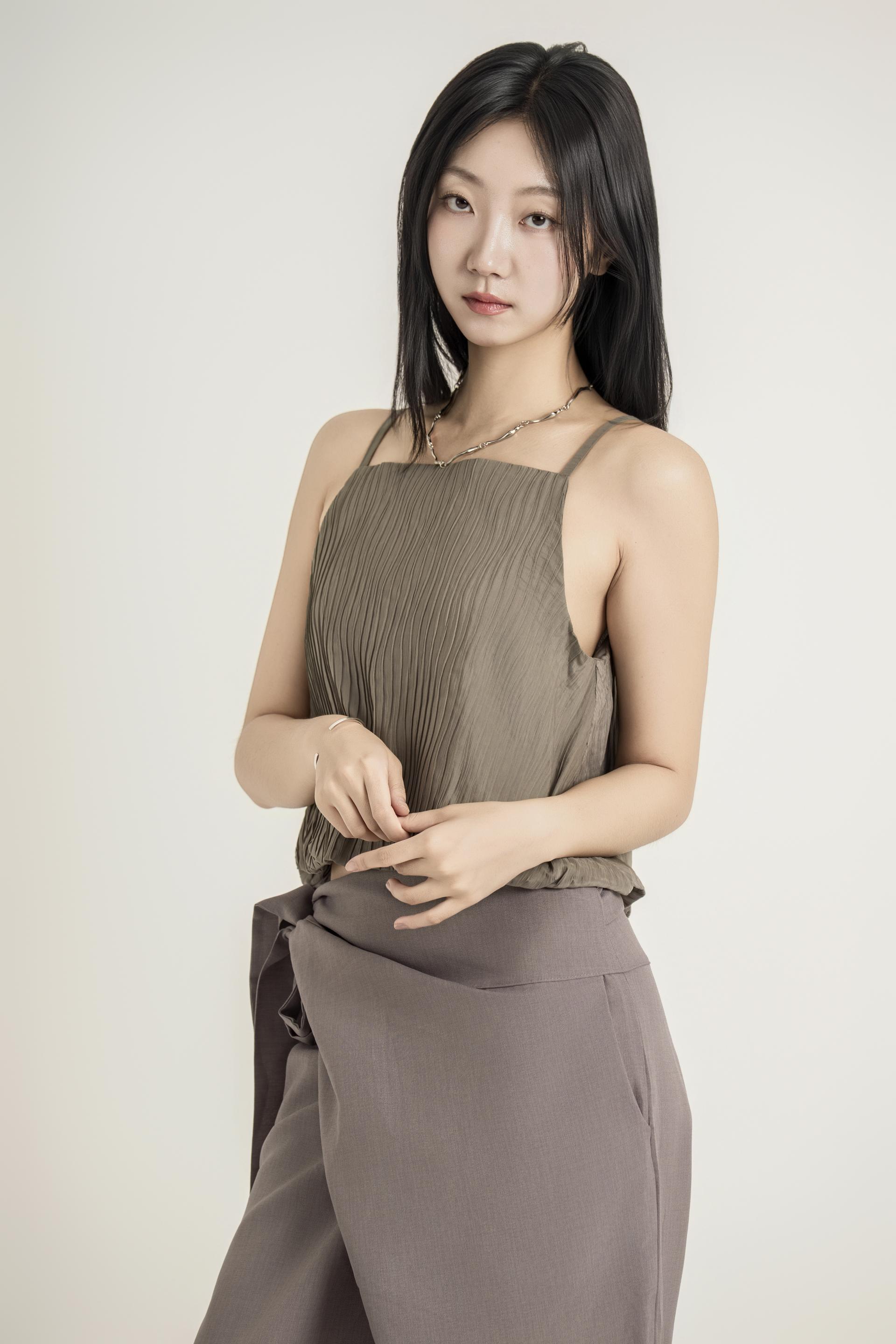 플리츠 텍스처 스트랩 탑