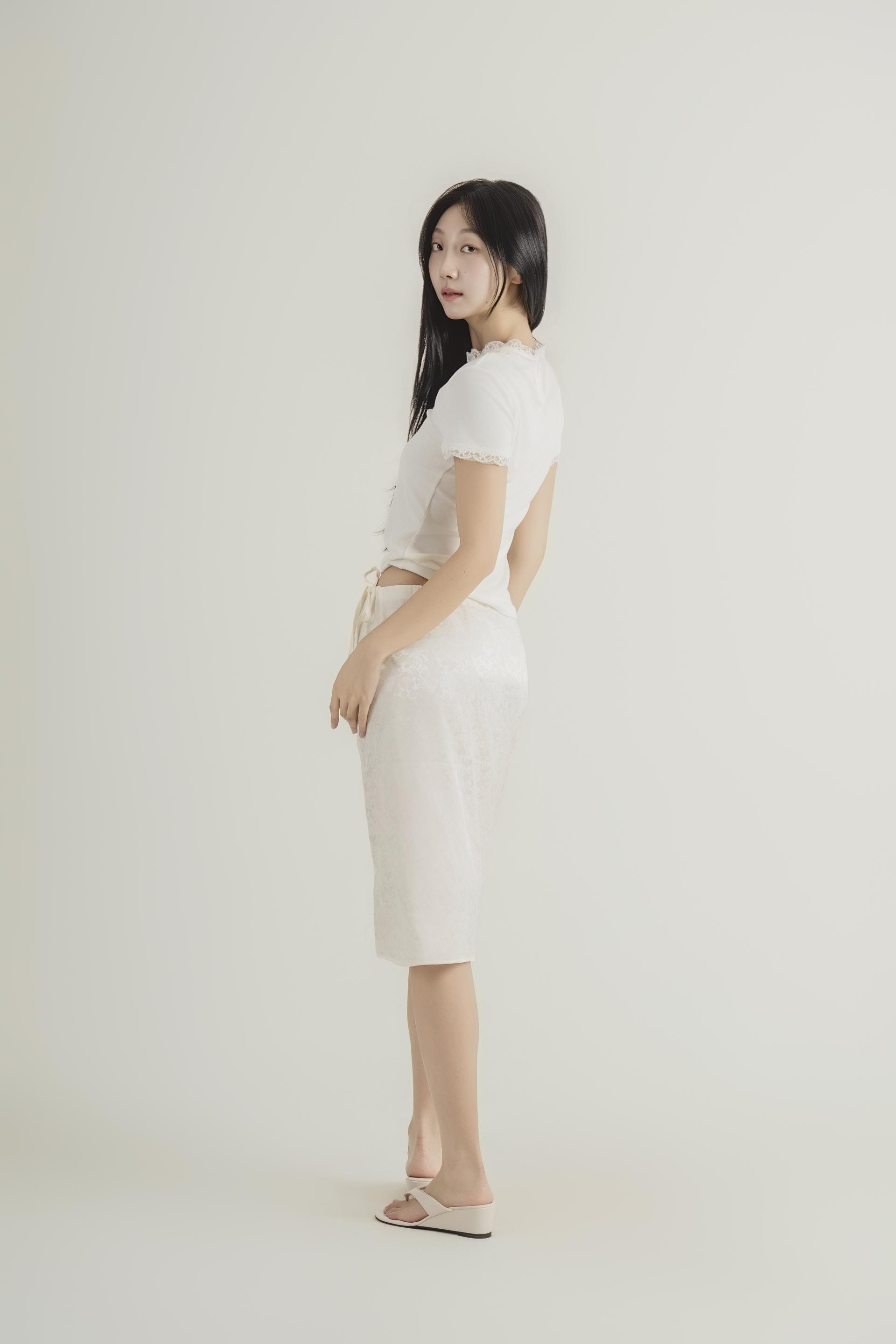 플라워 텍스처 스트랩 미디 스커트