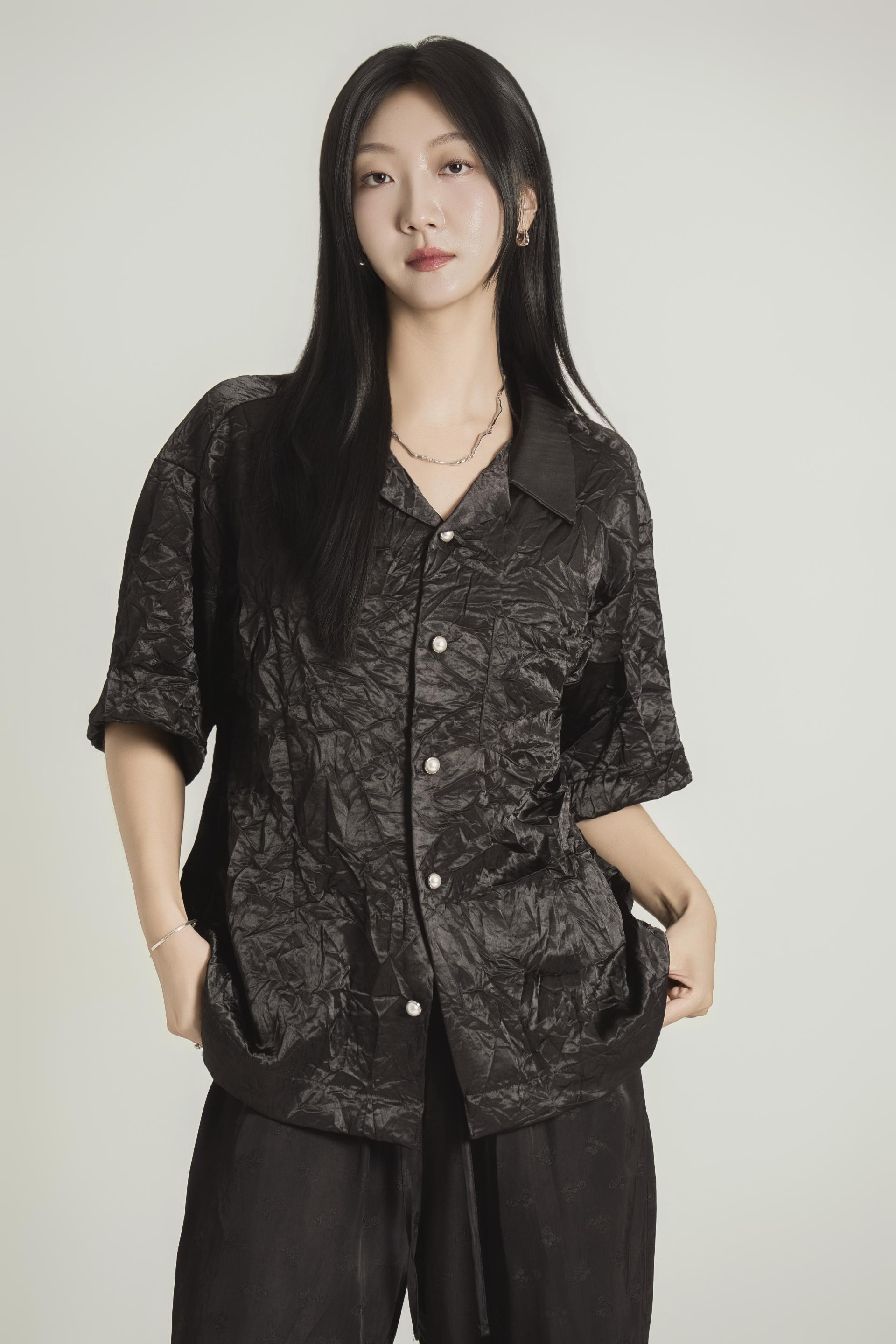 글로시 크링클 하프 셔츠