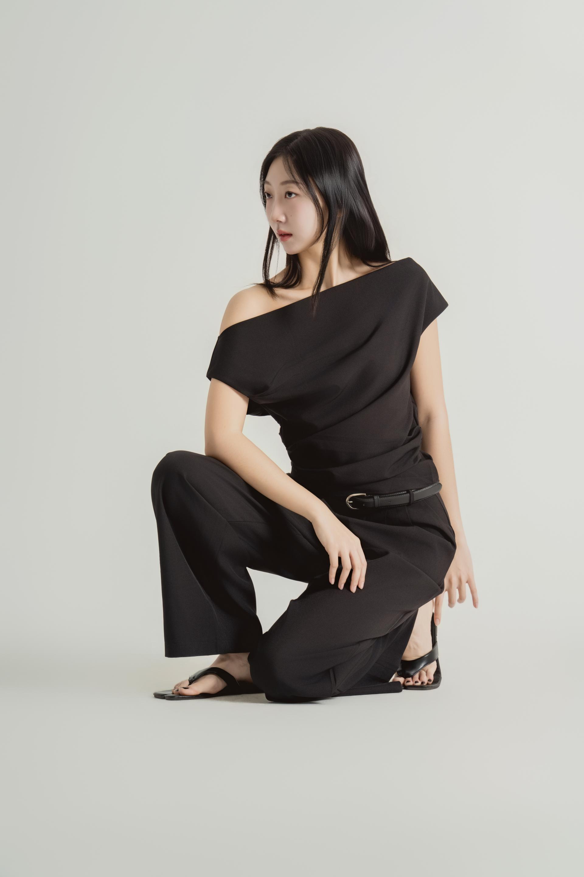 오팔린 언밸런스 하트넥 셔링 셋업 블랙