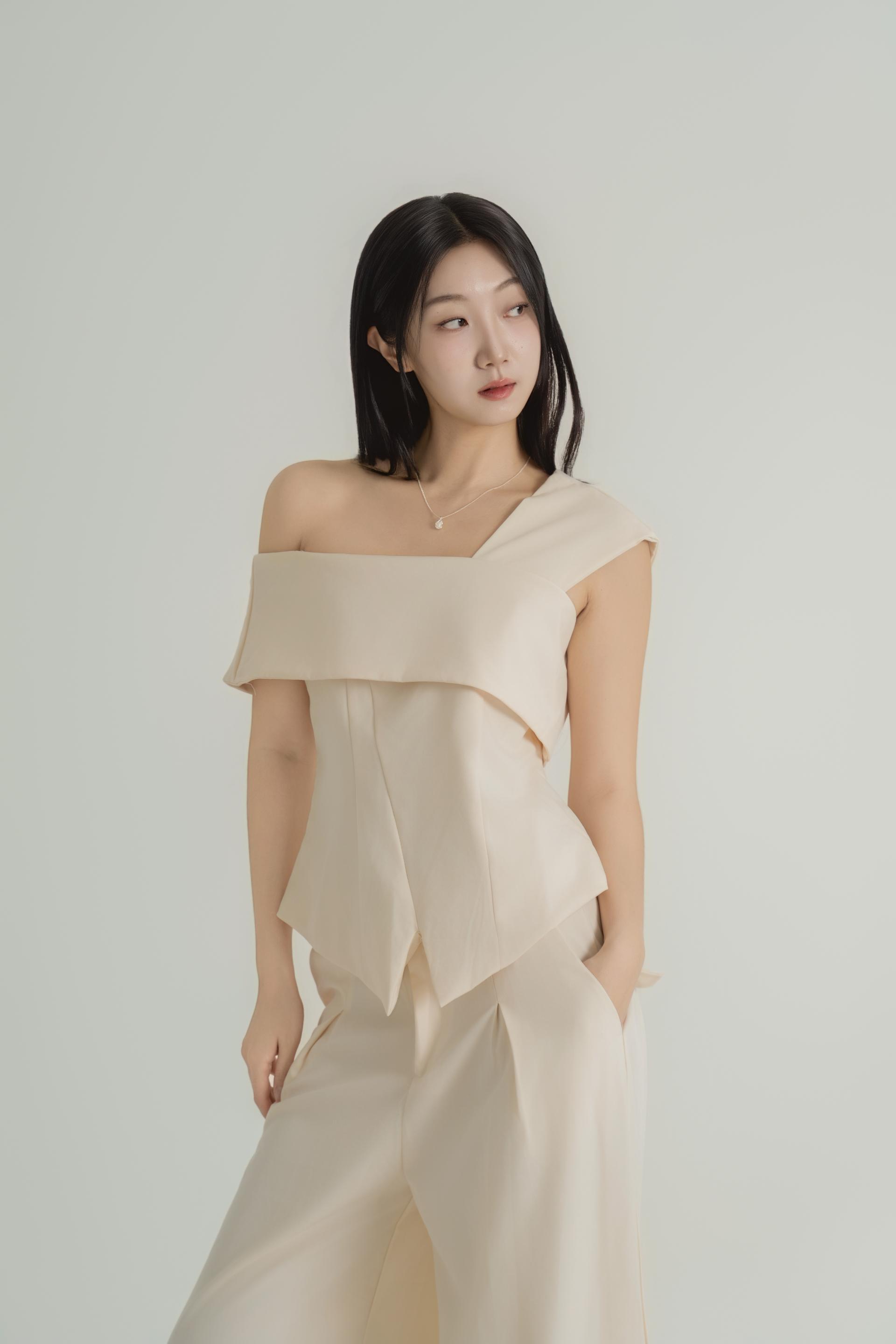 비대칭숄더 페플럼 셋업