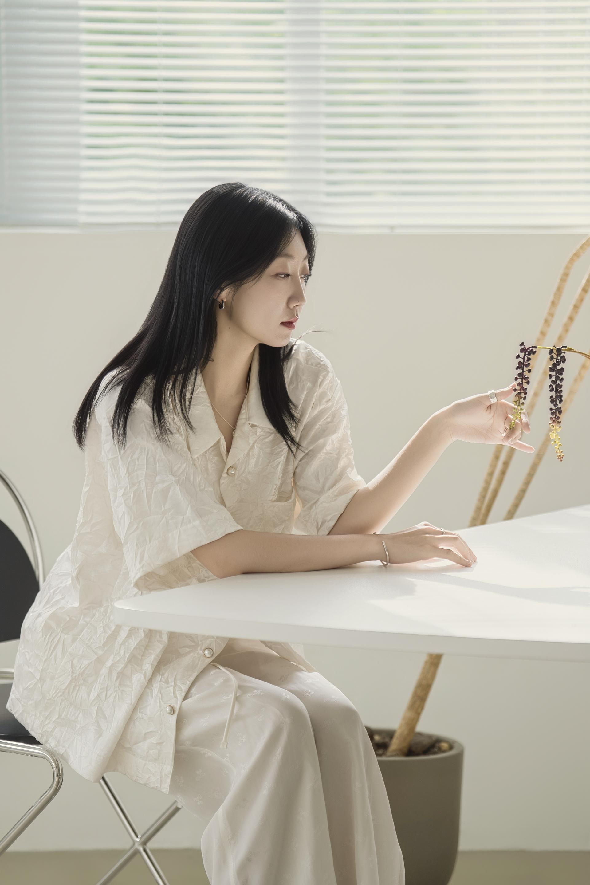 글로시 크링클 하프 셔츠