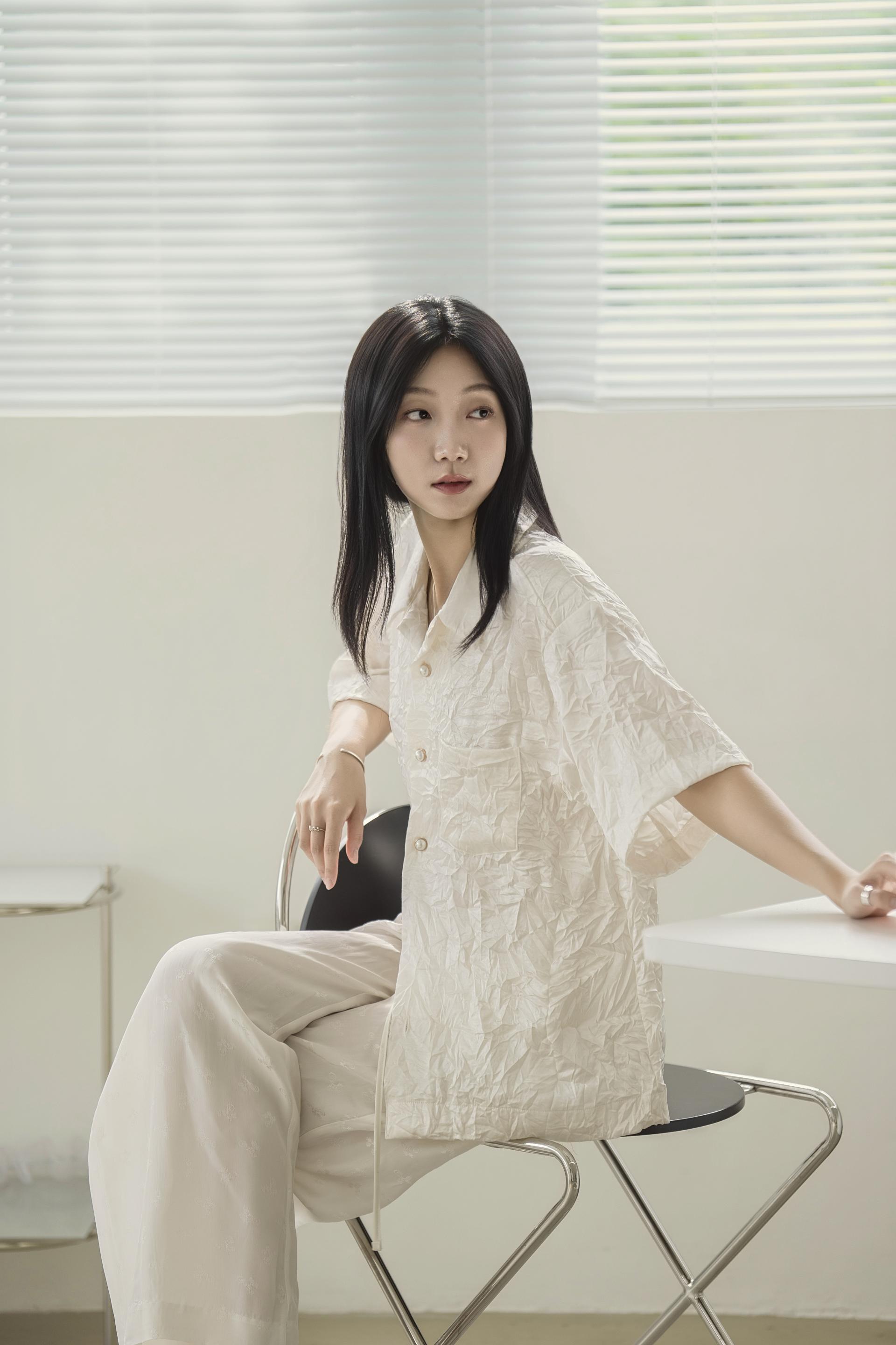 글로시 크링클 하프 셔츠