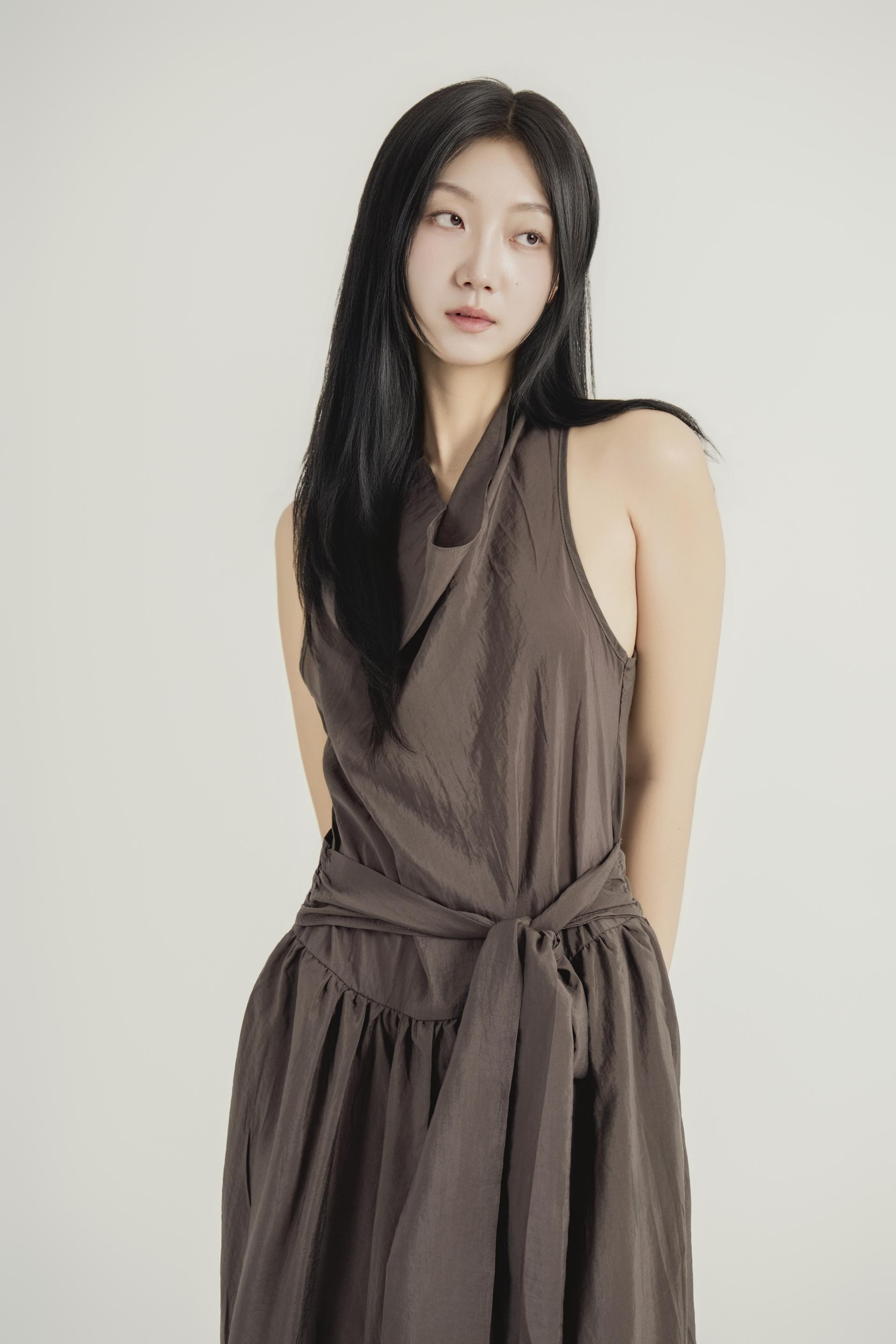 홀터 드레이프 스트랩 맥시 원피스