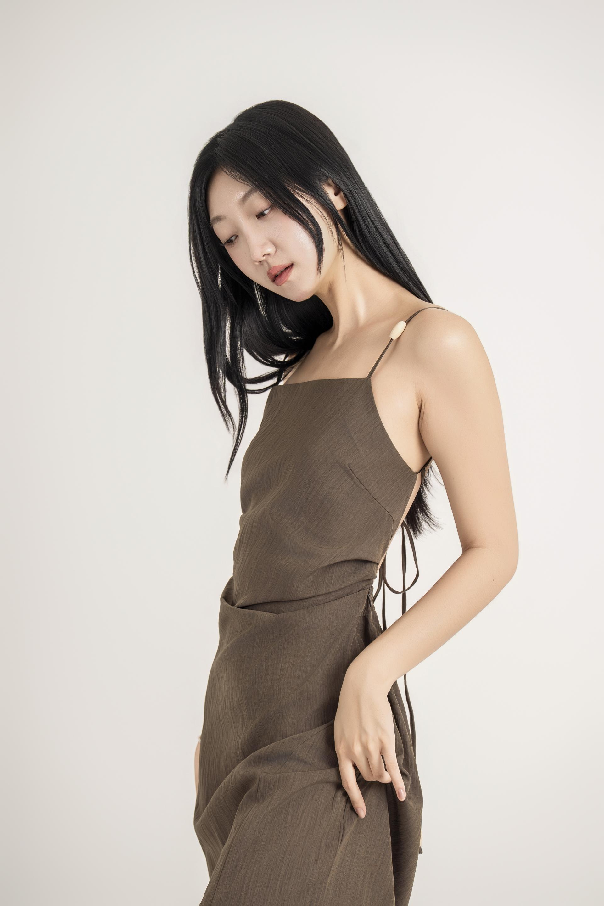 백스트랩 슬릿 롱 원피스