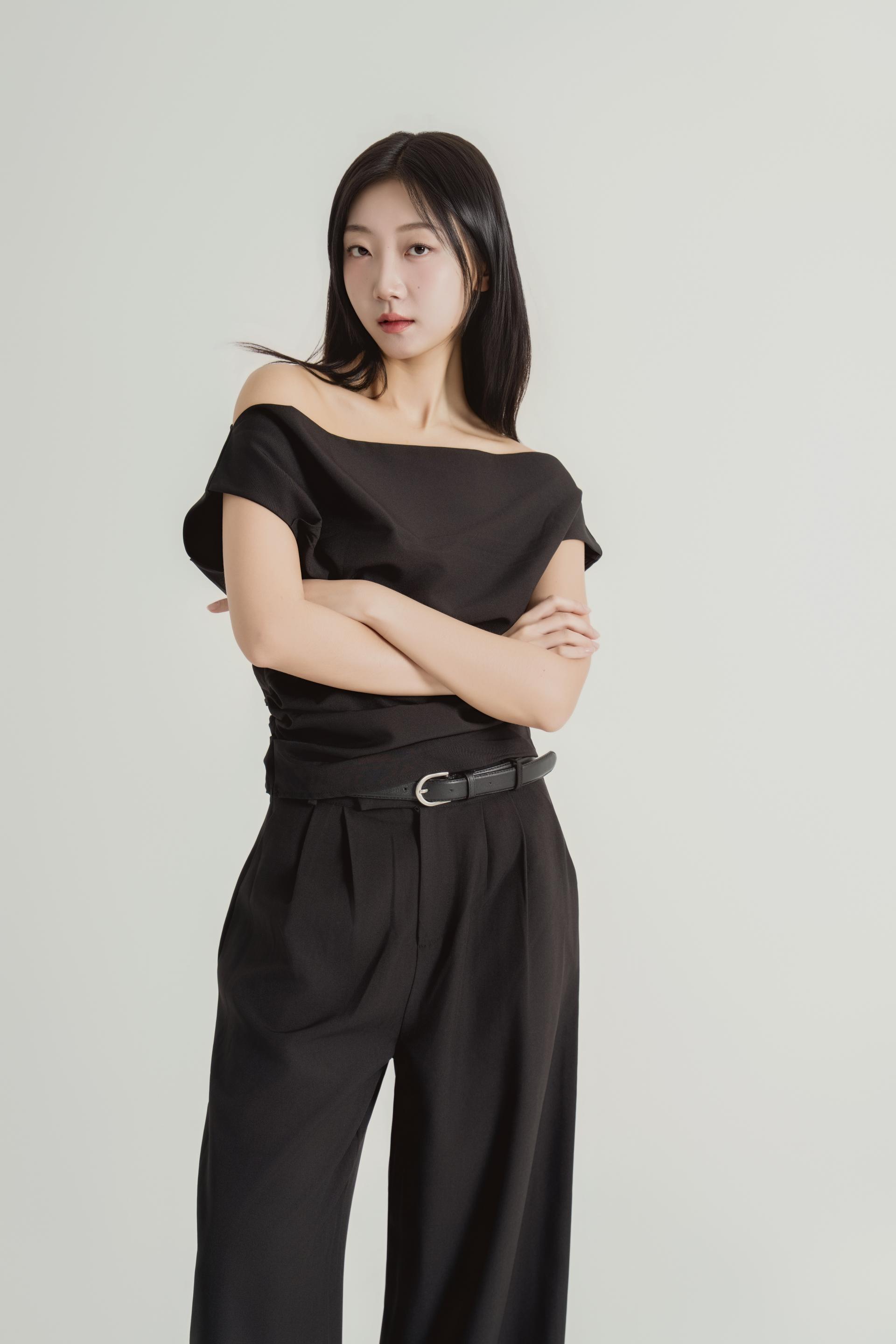 오팔린 언밸런스 하트넥 셔링 셋업 블랙