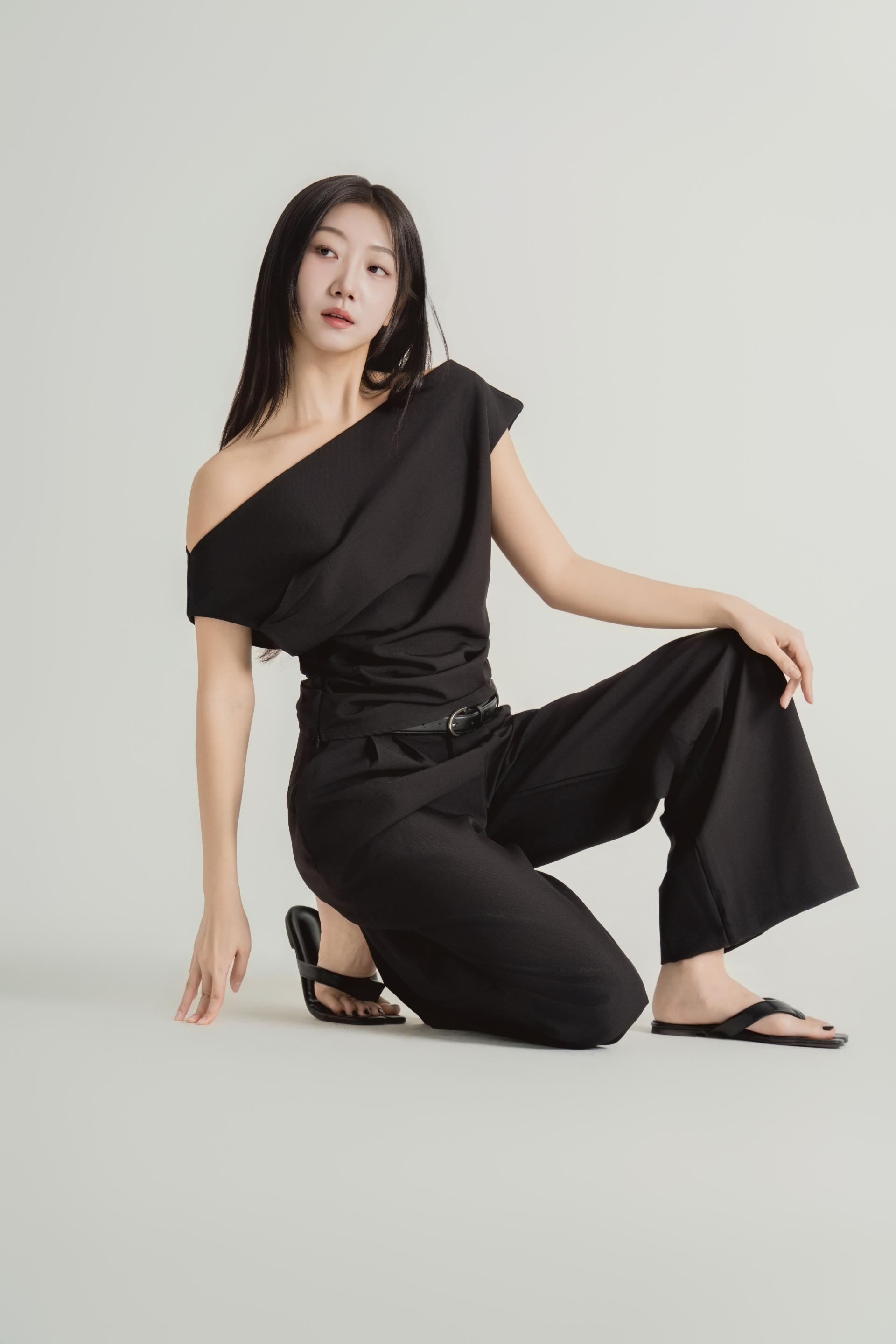 오팔린 언밸런스 하트넥 셔링 셋업 블랙