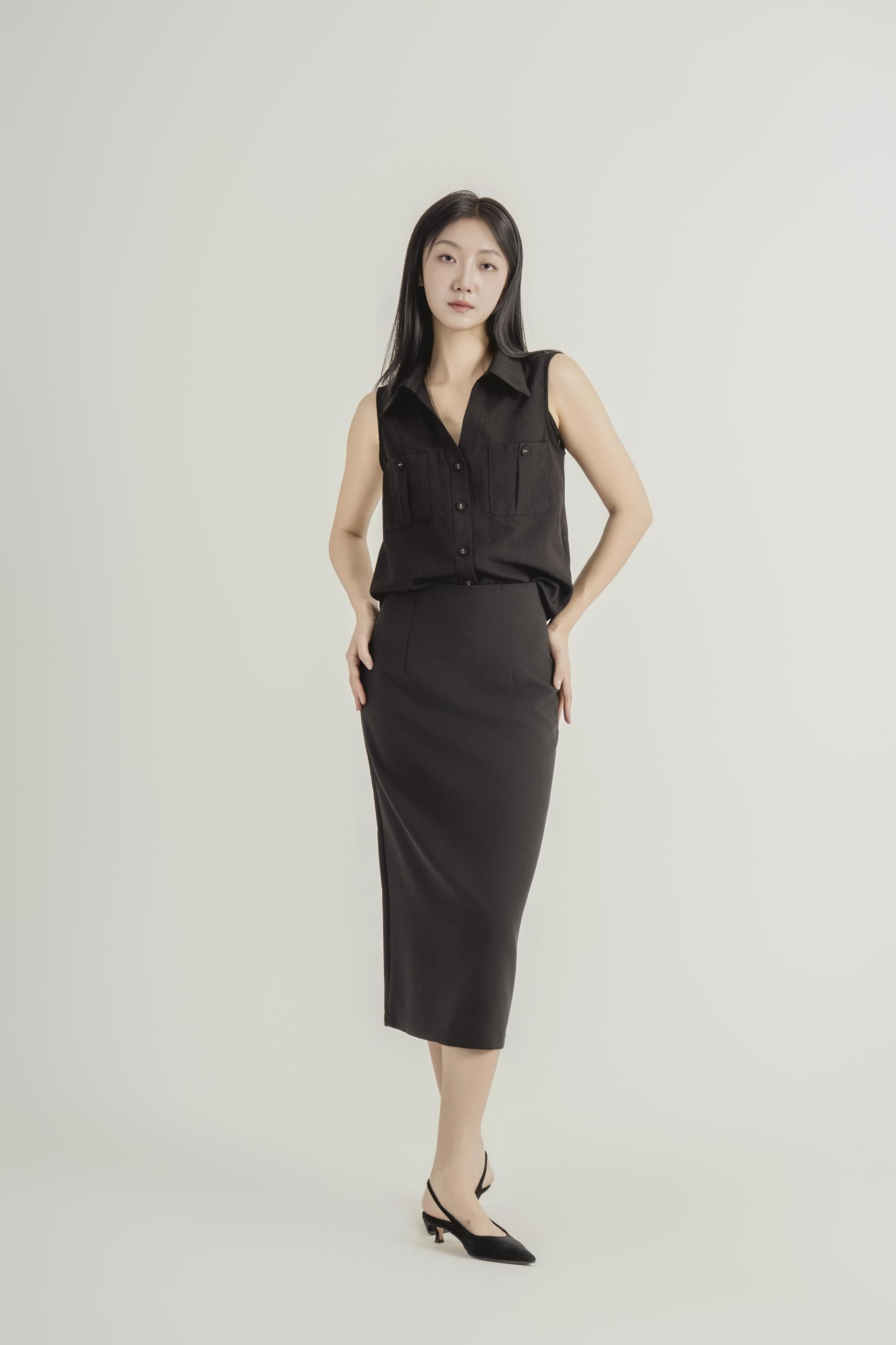 포켓 디테일 슬리브리스 셔츠