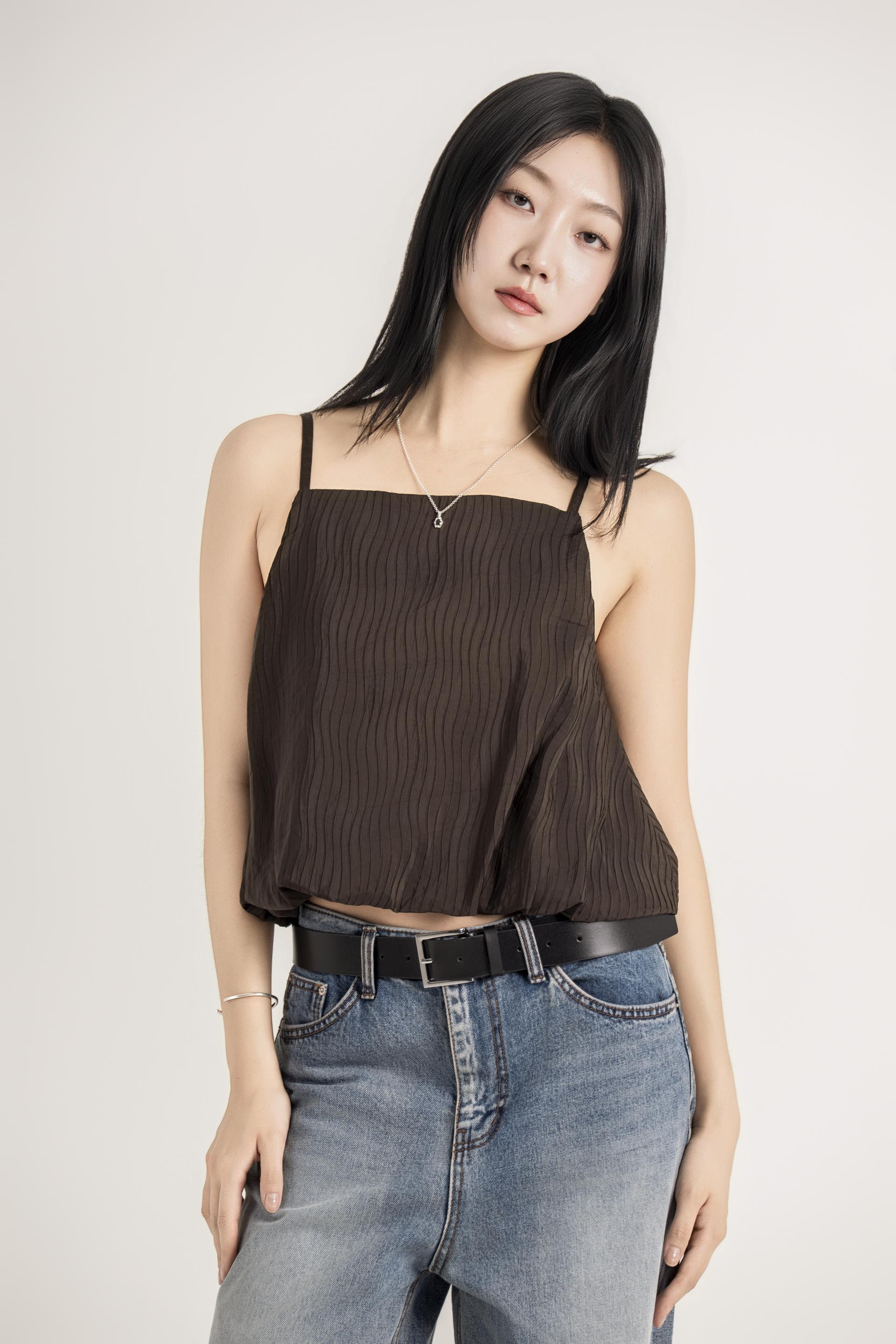 플리츠 텍스처 스트랩 탑
