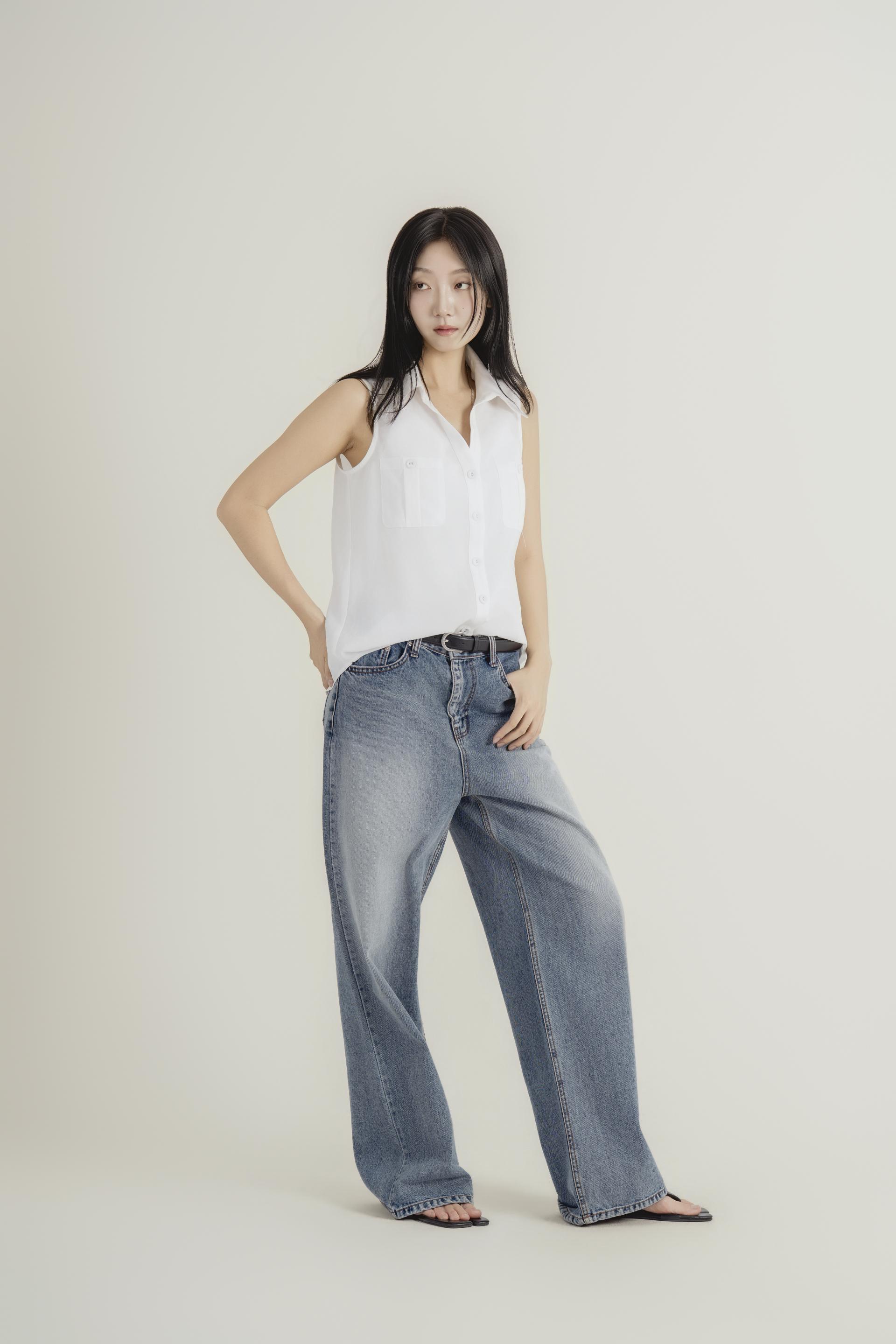 포켓 디테일 슬리브리스 셔츠