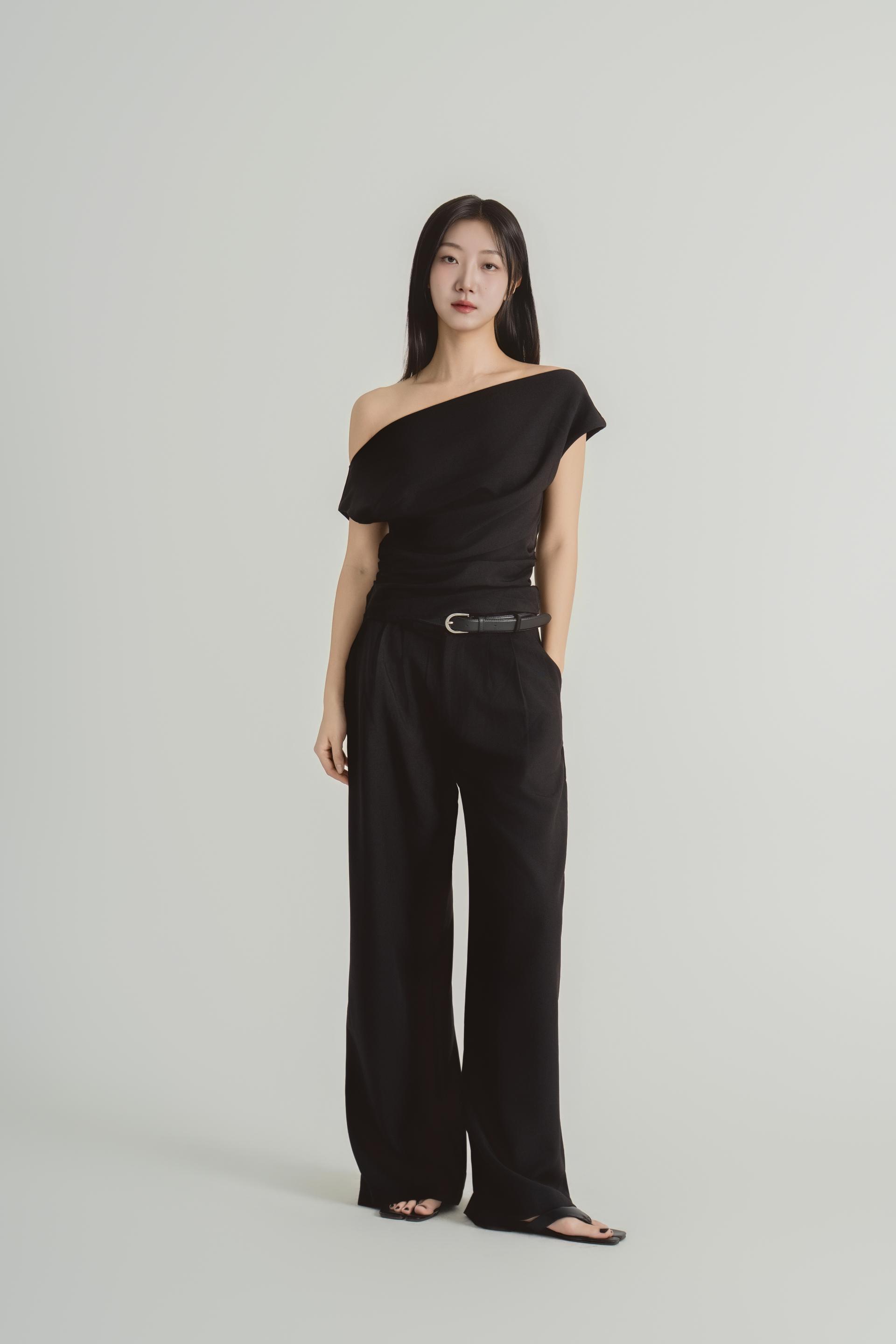 오팔린 언밸런스 하트넥 셔링 셋업 블랙