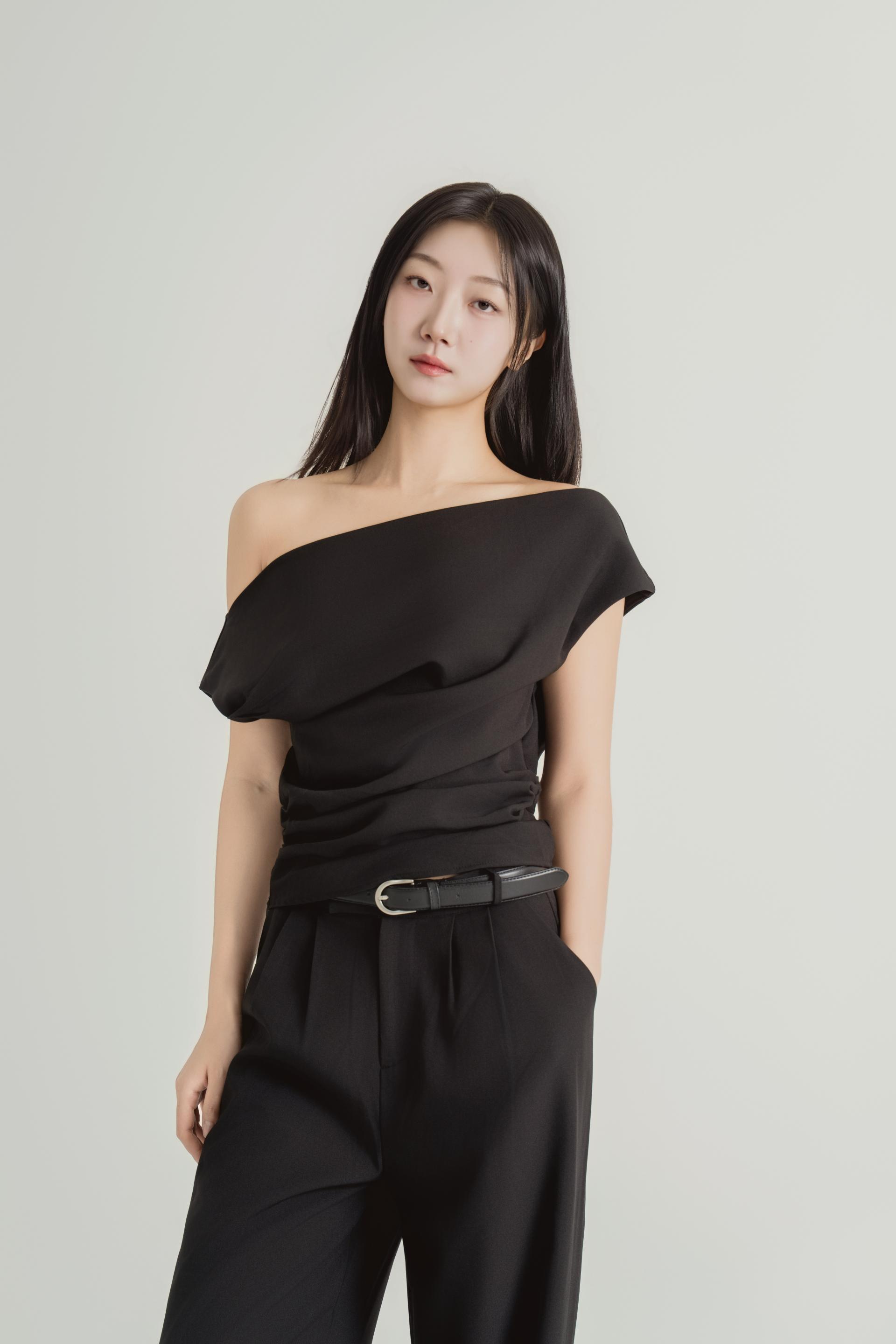 오팔린 언밸런스 하트넥 셔링 셋업 블랙