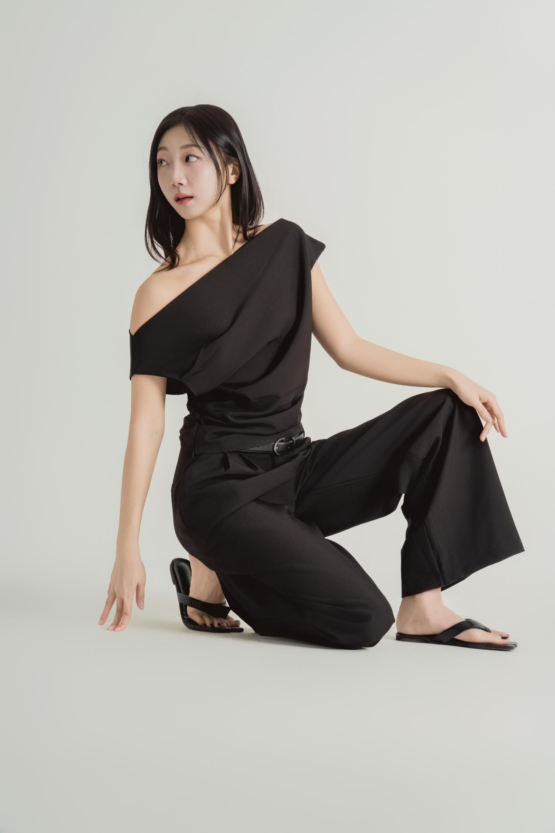 오팔린 언밸런스 하트넥 셔링 셋업 블랙