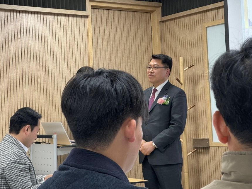 17일 오후 7시 서울 강남구 테헤란로 선릉더모임센터에서 열린 한국부동산전문가클럽 제2회 포럼에서 박합수 한국부동산전문가클럽 회장이 인사말을 하고 있다. /박지윤 기자